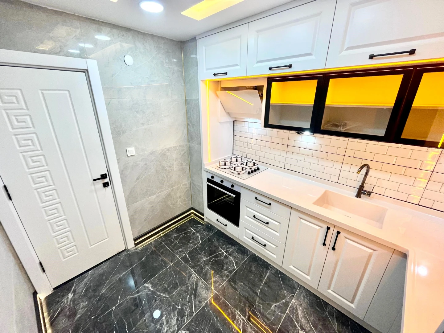 YÜKSEL'DEN AKÇAY'DA DENİZE 75m ÖNCEPHE ŞIK TASARIM LUX 2+1 DAİRE