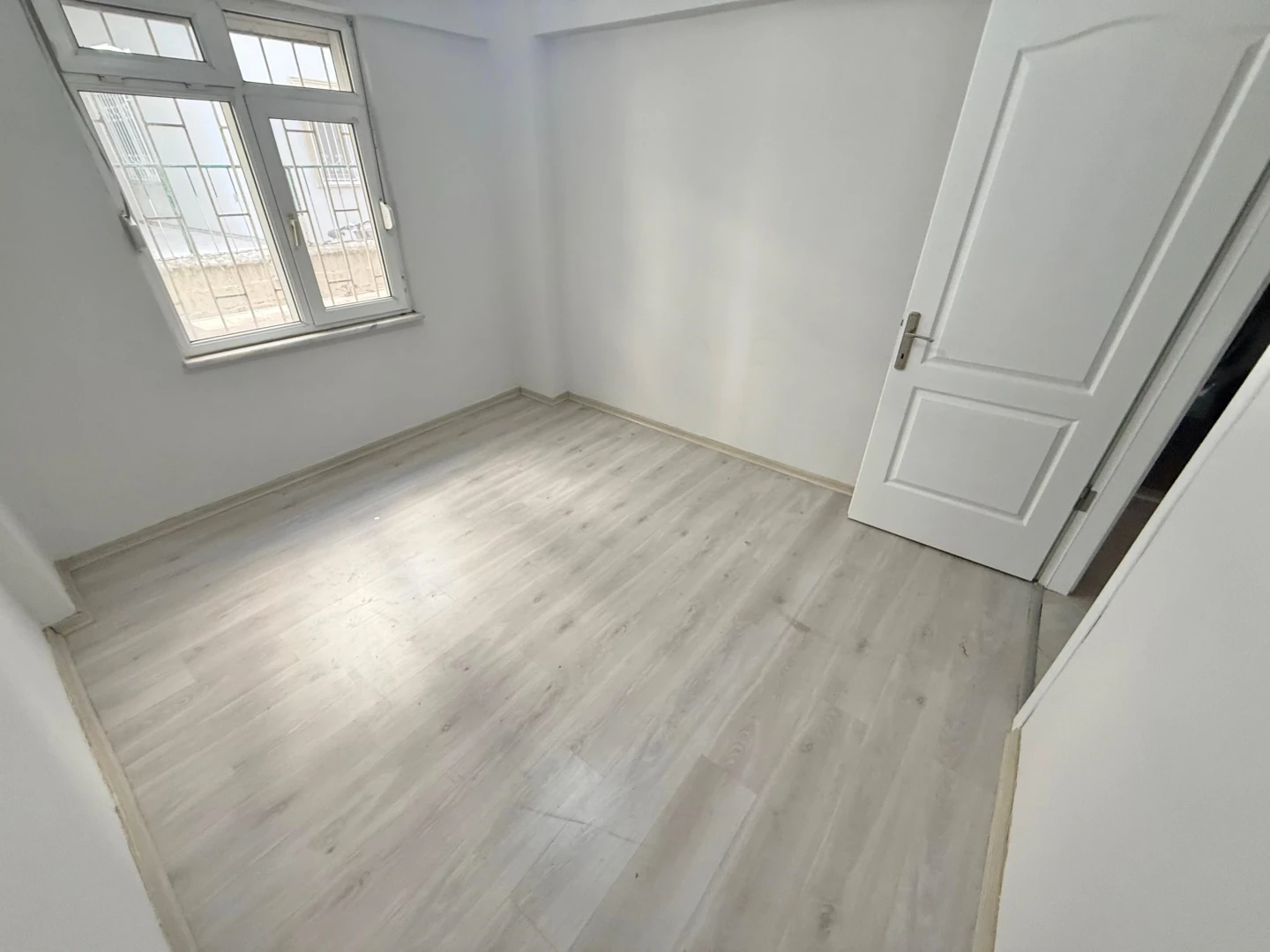 YÜKSELDEN AKÇAY MERKEZDE AYRI MUTFAKLI BAHÇE KULLANIMLI 2+1DAİRE