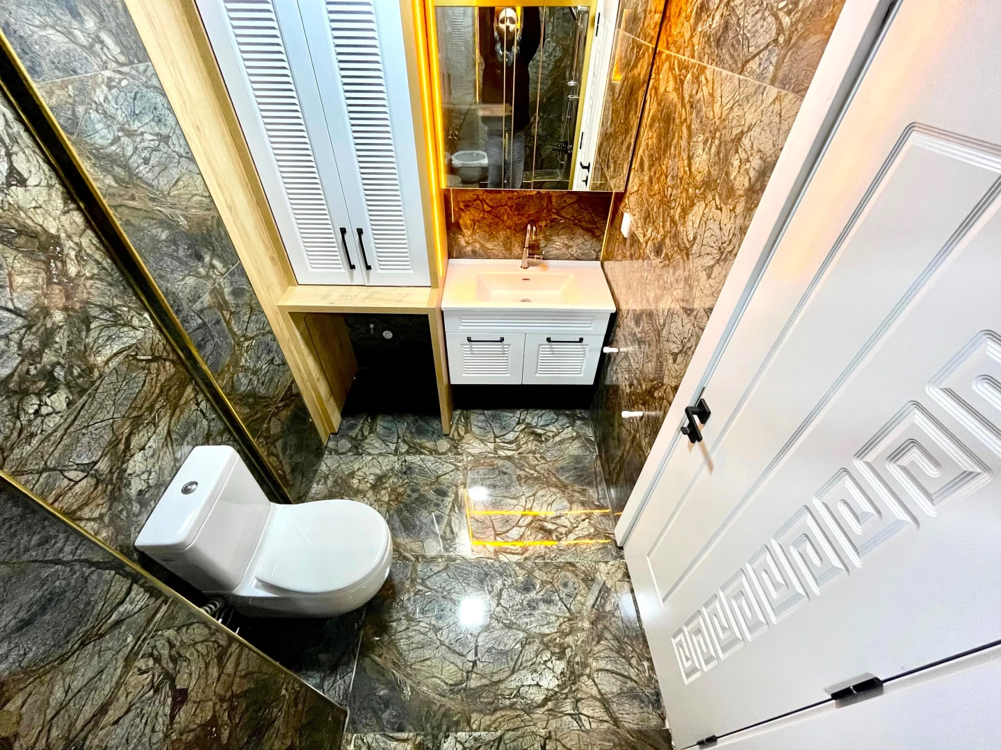 YÜKSEL'DEN AKÇAY'DA DENİZE 75m ÖNCEPHE ŞIK TASARIM LUX 2+1 DAİRE