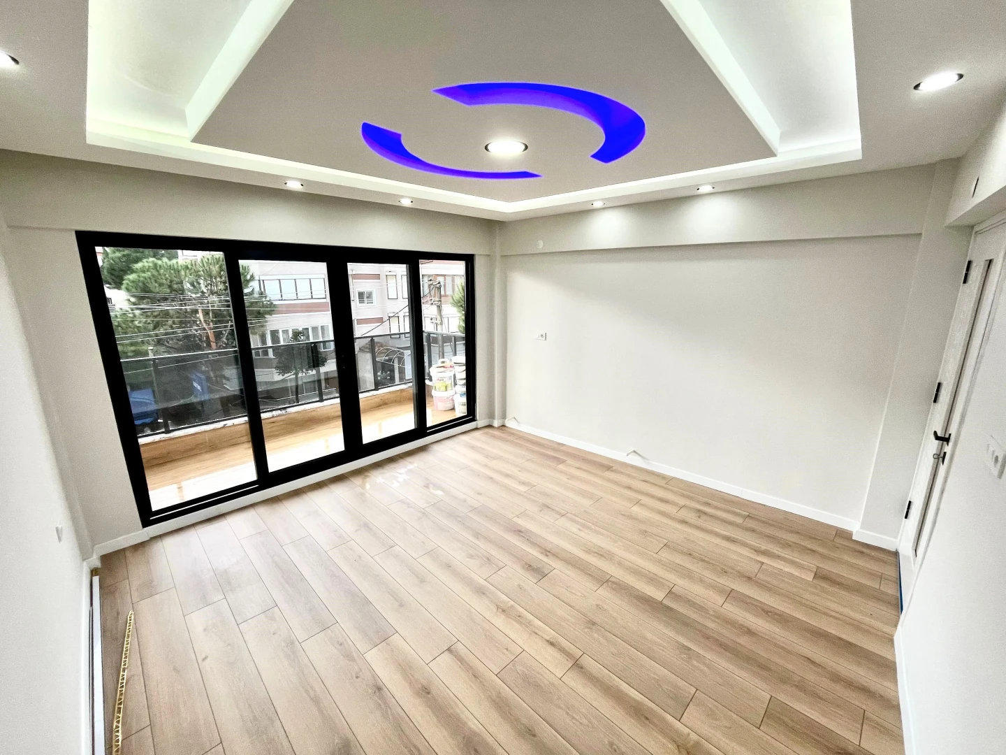 YÜKSEL'DEN AKÇAY'DA DENİZE 75m ÖNCEPHE ŞIK TASARIM LUX 2+1 DAİRE