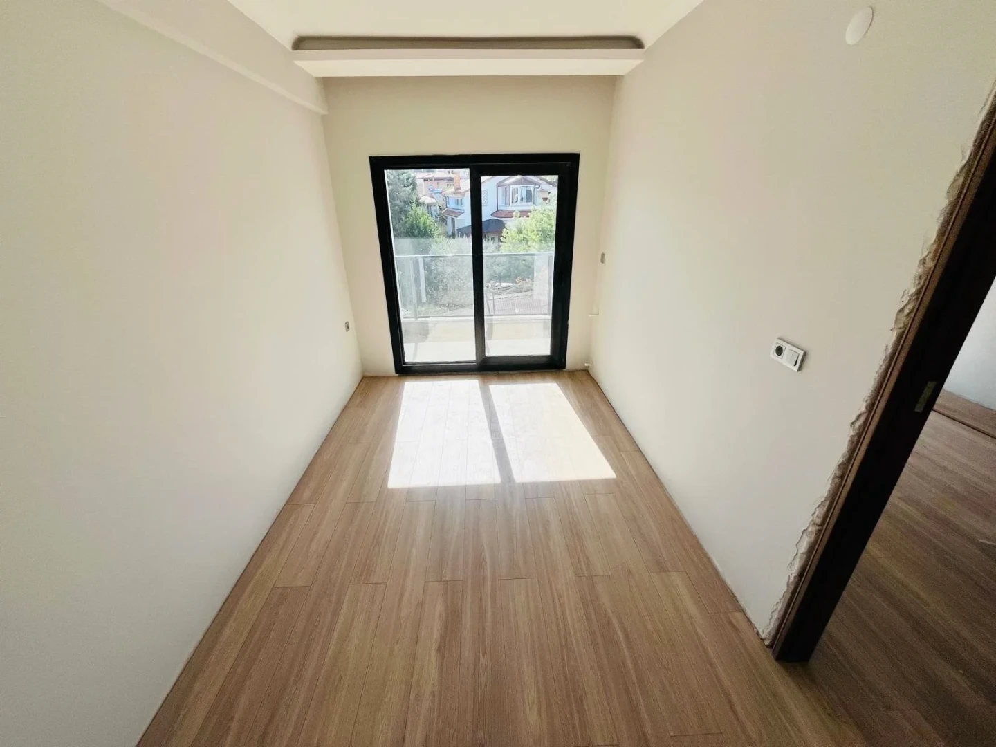 YÜKSELDEN GÜRE ÇAMLIBELDE ŞAHANE TERASIYLA OTOPARKLI 1+1 DAİRE