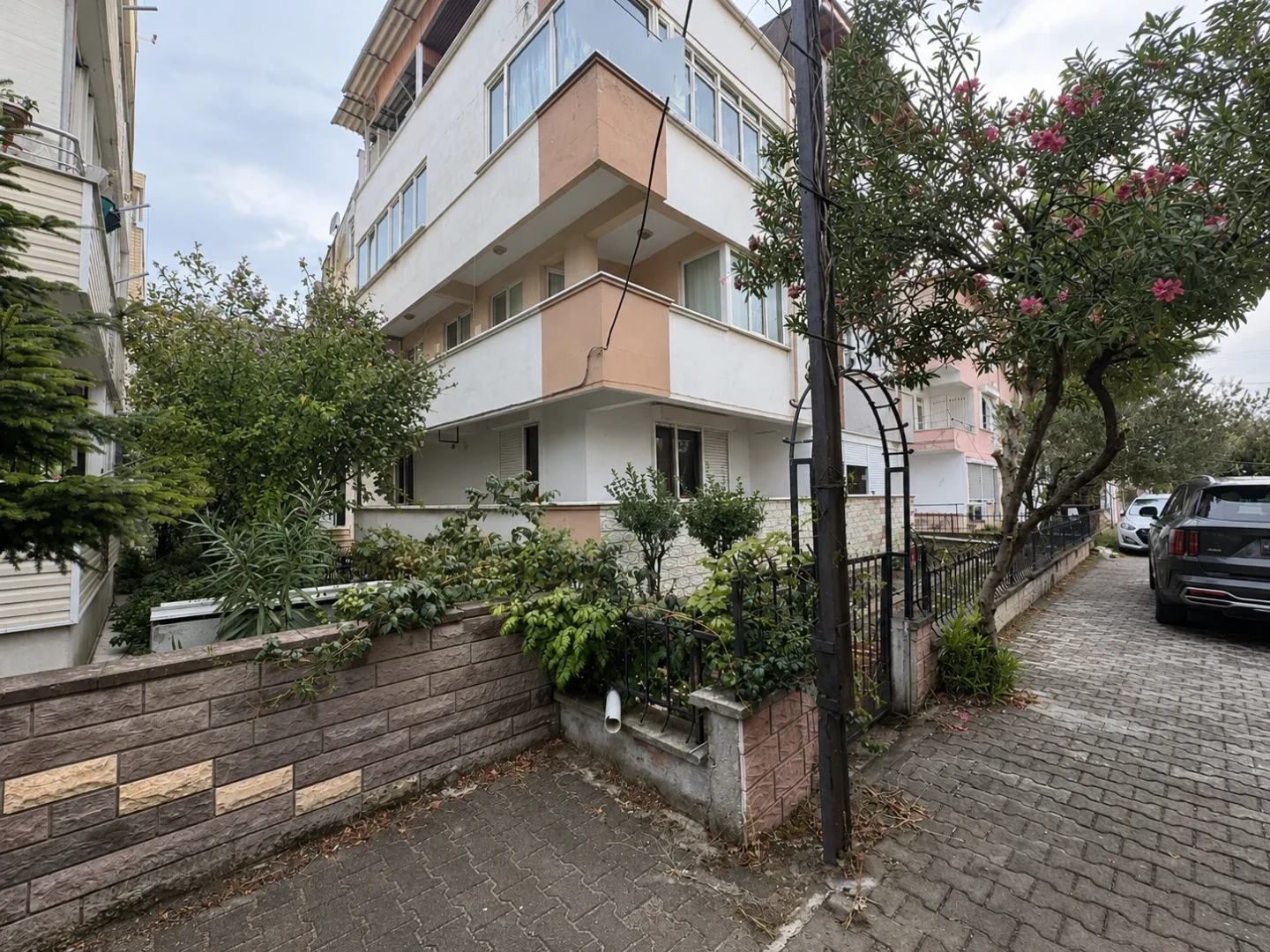 YÜKSEL'DEN ALTINKUM'DA DENİZE SADECE 1 ADIM ÖNCEPHE 2+1 DAİRE