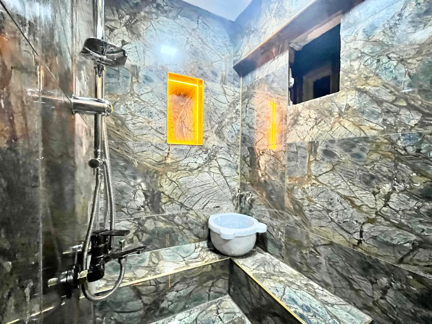 YÜKSEL'DEN AKÇAY'DA DENİZE 75m ÖNCEPHE ŞIK TASARIM LUX 2+1 DAİRE