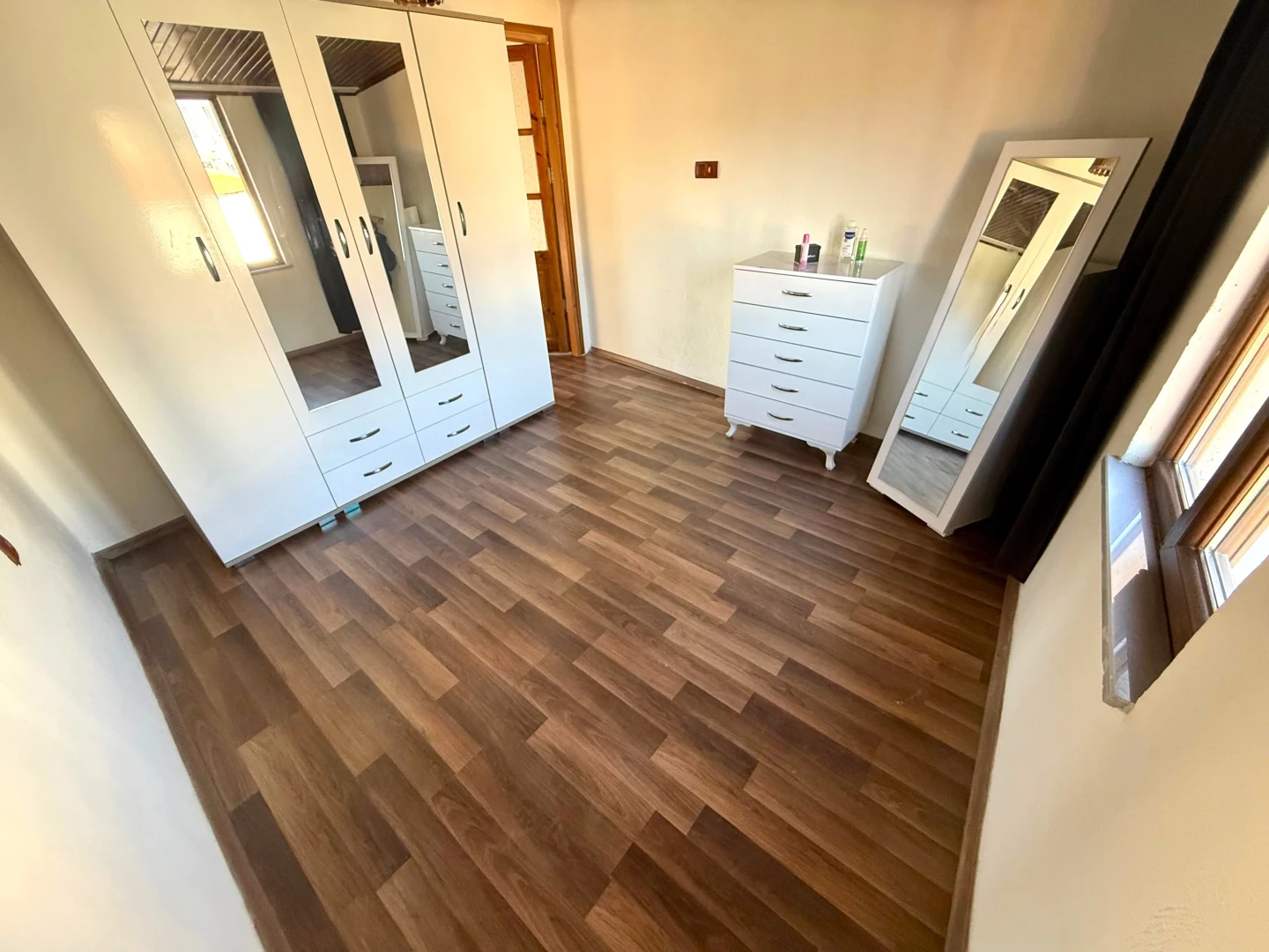 YÜKSELDEN SATILIK ZEYTİNLİ KÖYÜNDE GENİŞ TERASLI FIRSAT 2+1DAİRE