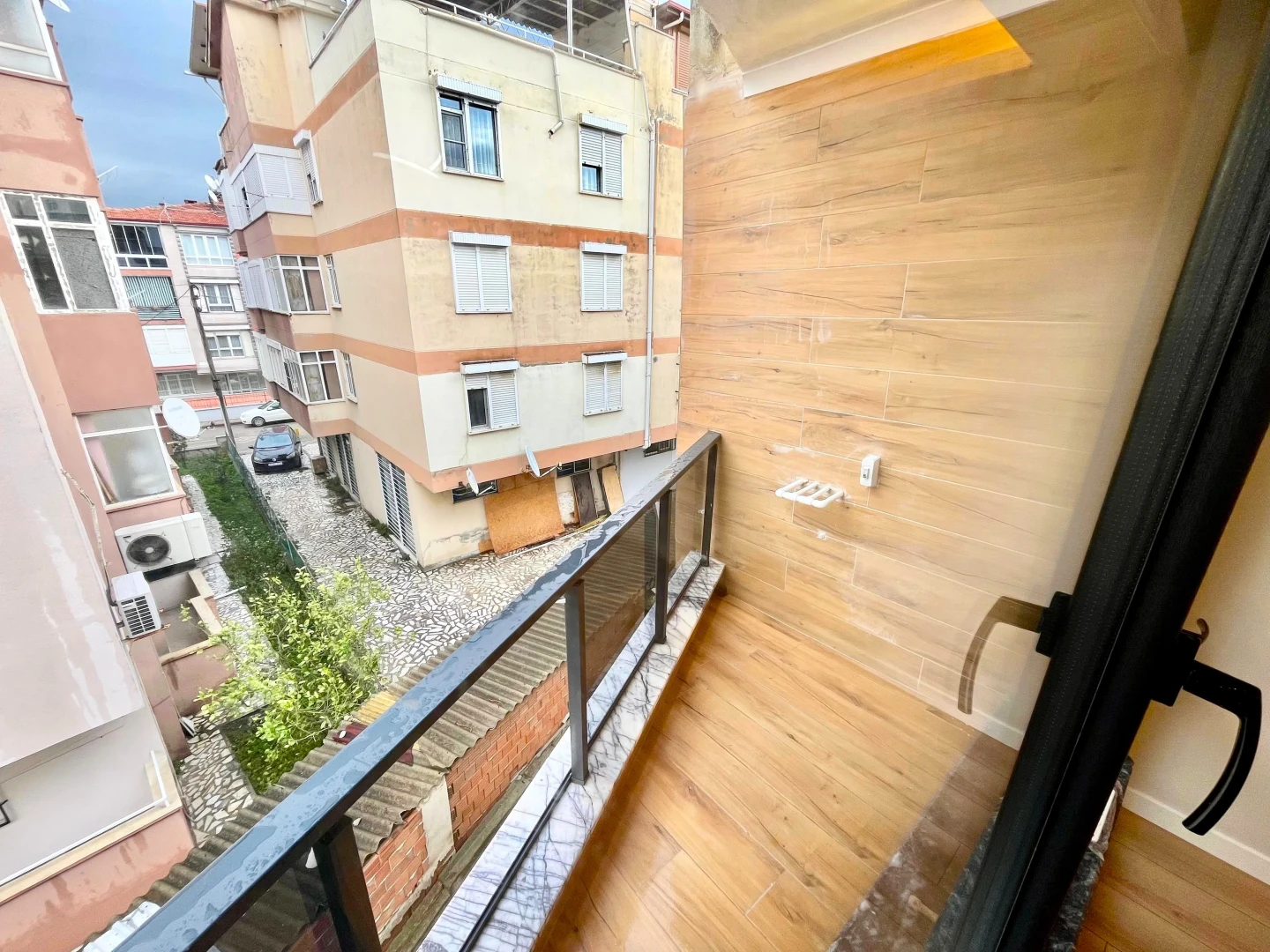 YÜKSEL'DEN AKÇAY'DA DENİZE 75m ÖNCEPHE ŞIK TASARIM LUX 2+1 DAİRE