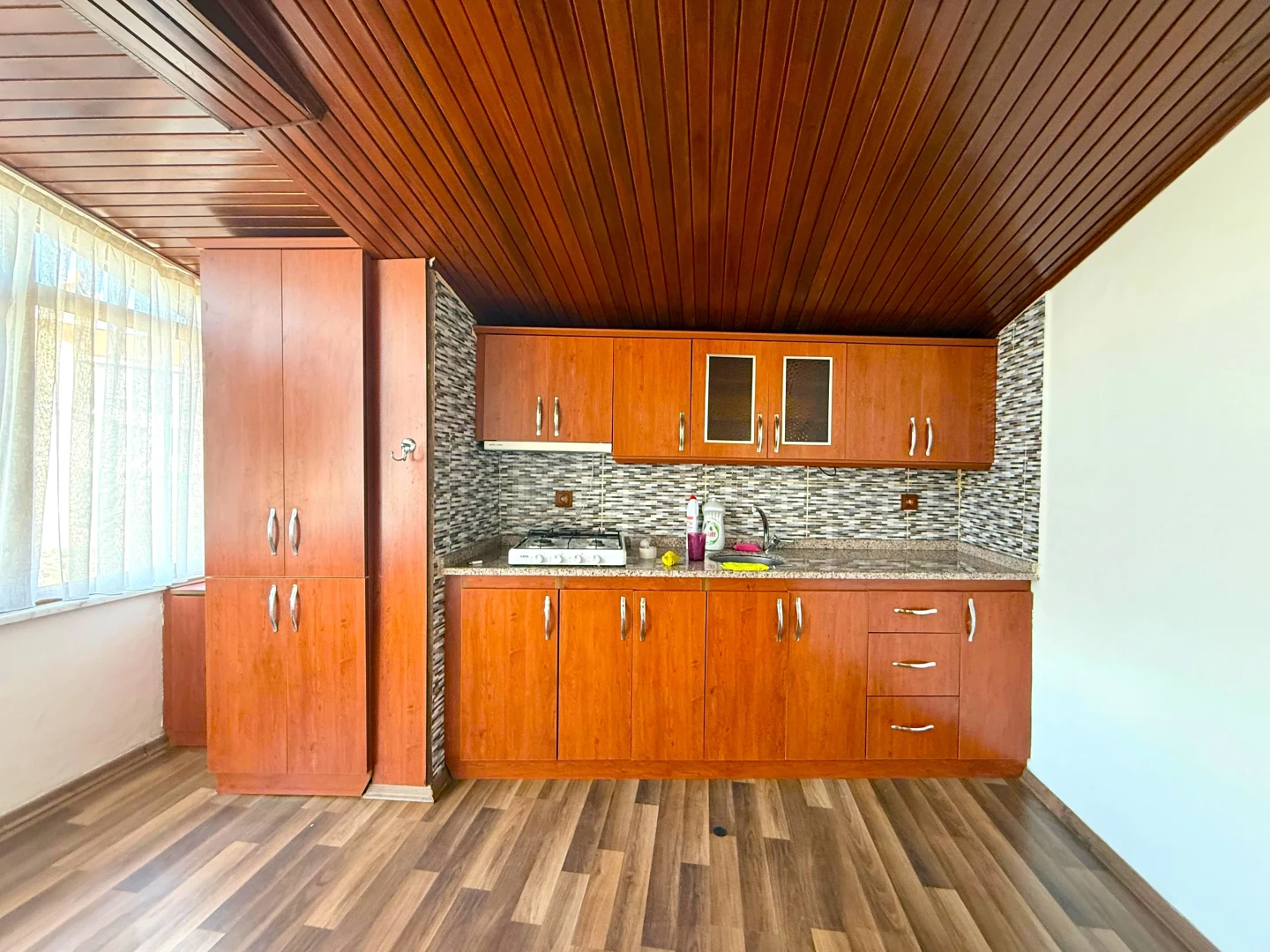 YÜKSELDEN SATILIK ZEYTİNLİ KÖYÜNDE GENİŞ TERASLI FIRSAT 2+1DAİRE