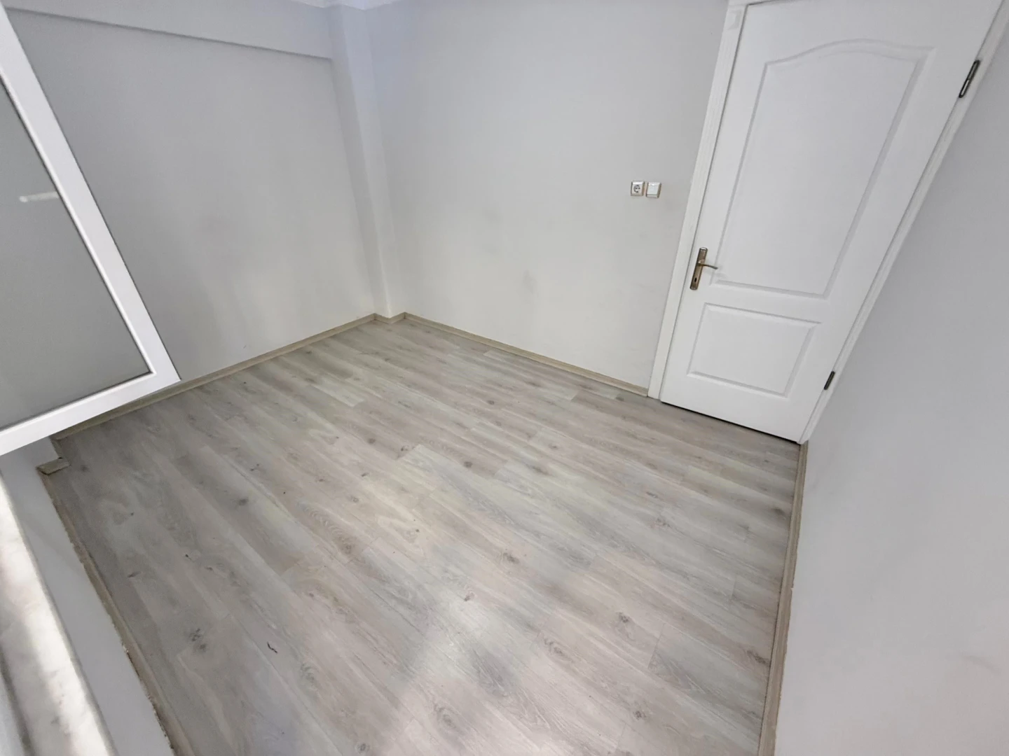 YÜKSELDEN AKÇAY MERKEZDE AYRI MUTFAKLI BAHÇE KULLANIMLI 2+1DAİRE