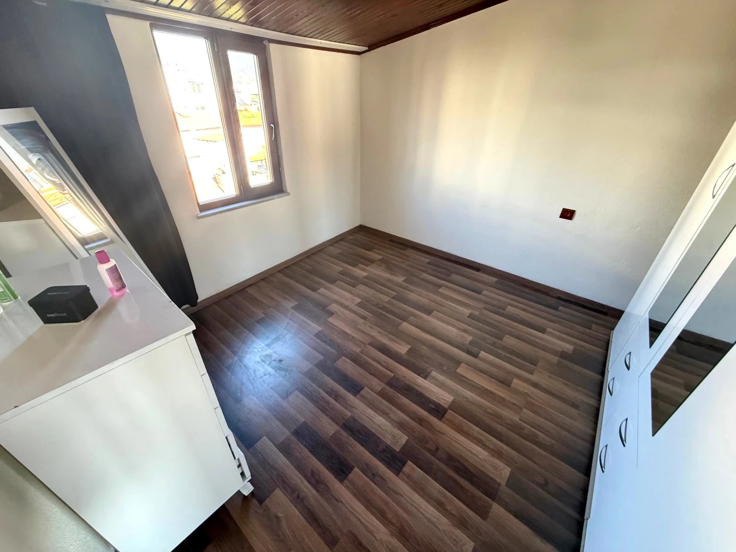 YÜKSELDEN SATILIK ZEYTİNLİ KÖYÜNDE GENİŞ TERASLI FIRSAT 2+1DAİRE
