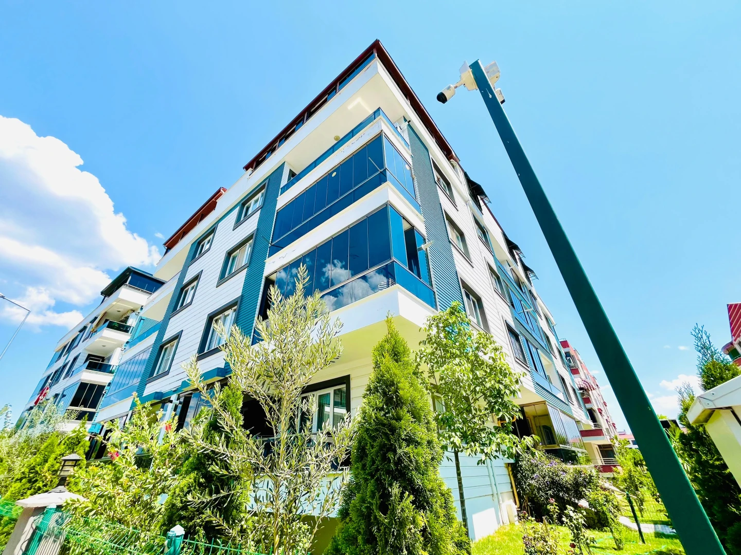 YETKİ YÜKSELDE AKÇAYIN EN GENİŞ EN FERAH SATILIK 1+1 LÜX DAİRESİ