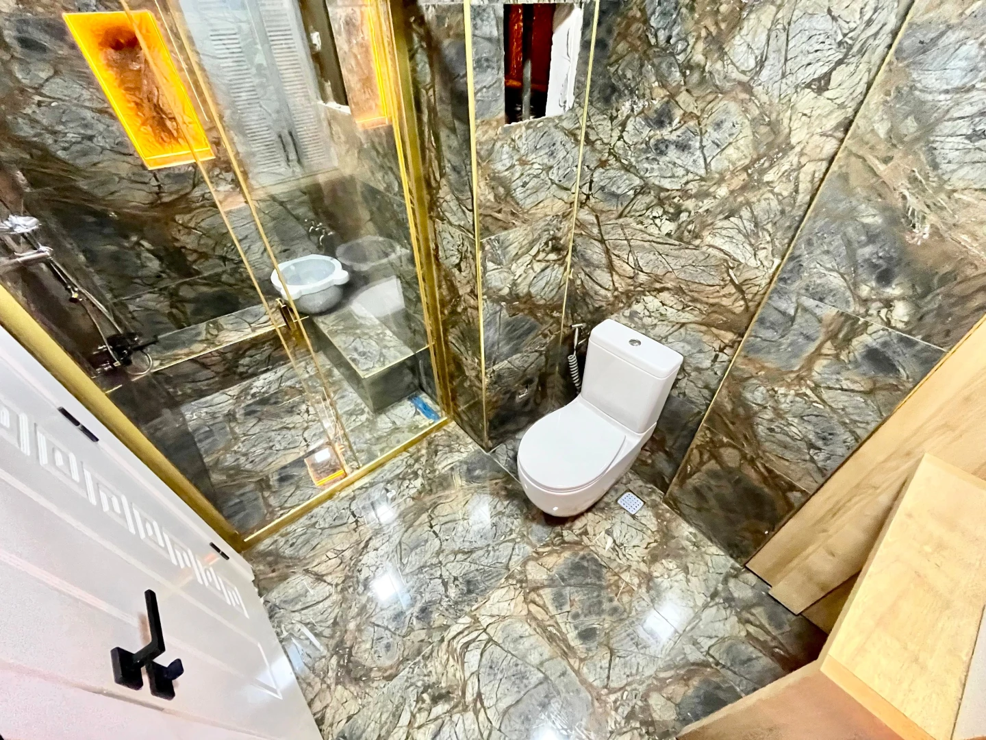YÜKSEL'DEN AKÇAY'DA DENİZE 75m ÖNCEPHE ŞIK TASARIM LUX 2+1 DAİRE