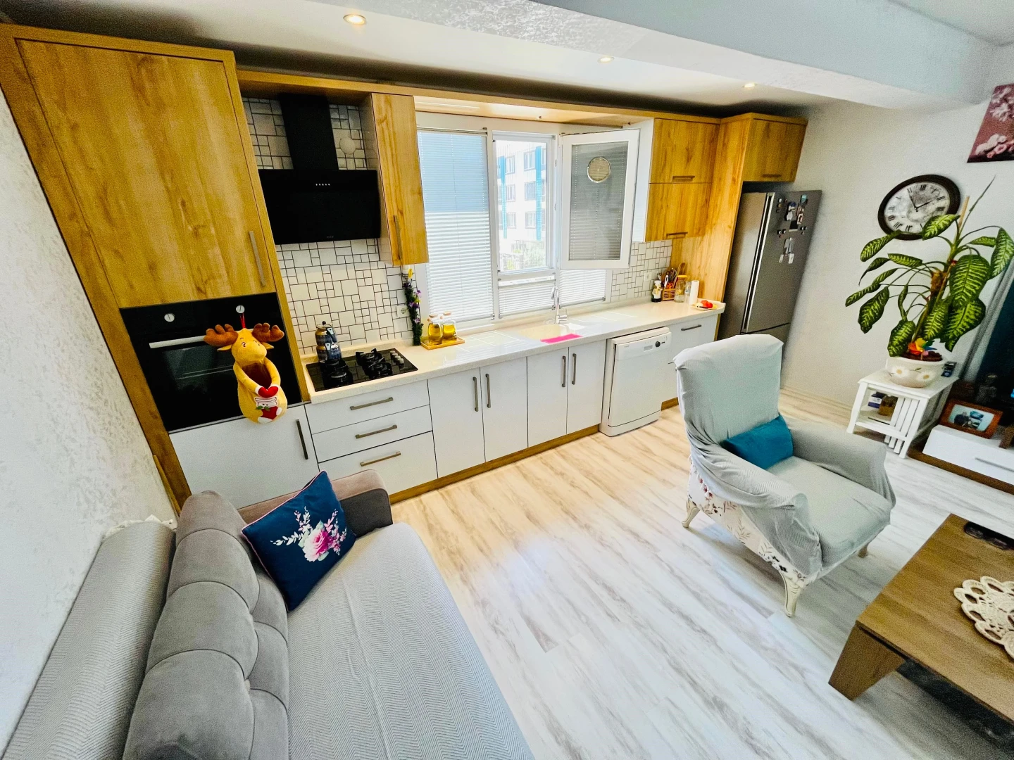 YETKİ YÜKSELDE AKÇAYIN EN GENİŞ EN FERAH SATILIK 1+1 LÜX DAİRESİ
