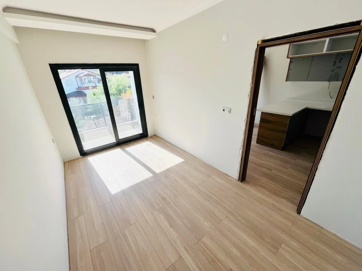 YÜKSELDEN GÜRE ÇAMLIBELDE ŞAHANE TERASIYLA OTOPARKLI 1+1 DAİRE