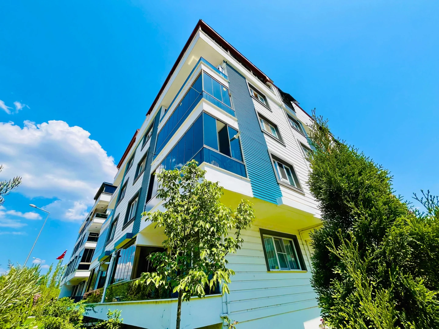 YETKİ YÜKSELDE AKÇAYIN EN GENİŞ EN FERAH SATILIK 1+1 LÜX DAİRESİ