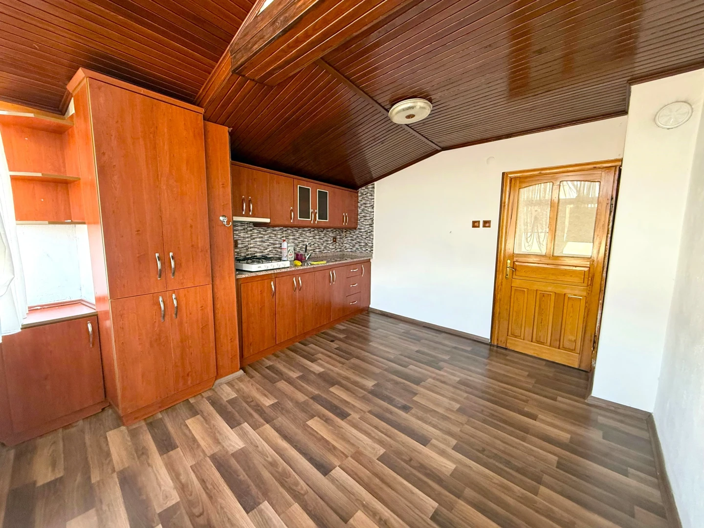 YÜKSELDEN SATILIK ZEYTİNLİ KÖYÜNDE GENİŞ TERASLI FIRSAT 2+1DAİRE