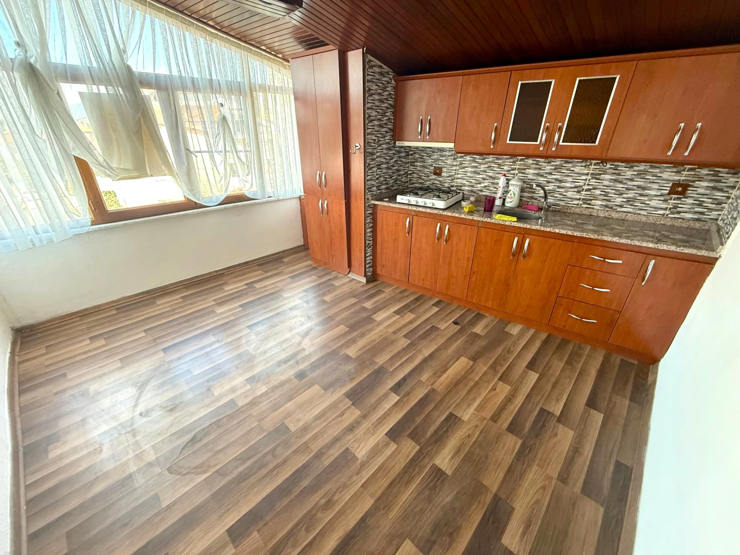 YÜKSELDEN SATILIK ZEYTİNLİ KÖYÜNDE GENİŞ TERASLI FIRSAT 2+1DAİRE