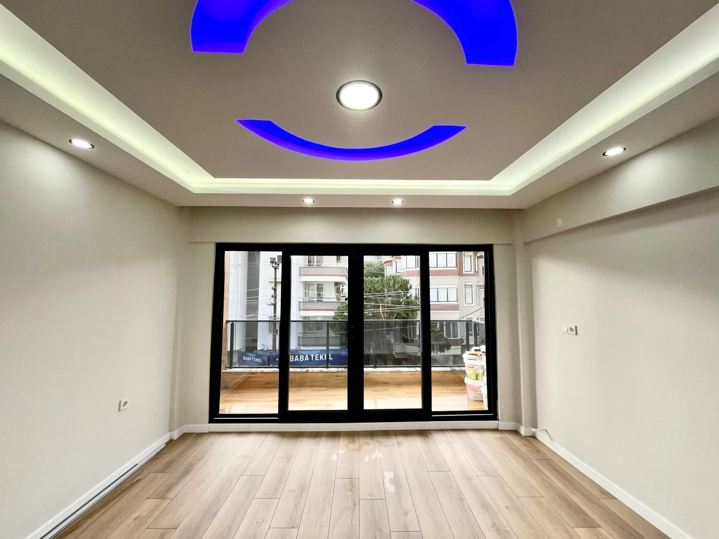 YÜKSEL'DEN AKÇAY'DA DENİZE 75m ÖNCEPHE ŞIK TASARIM LUX 2+1 DAİRE