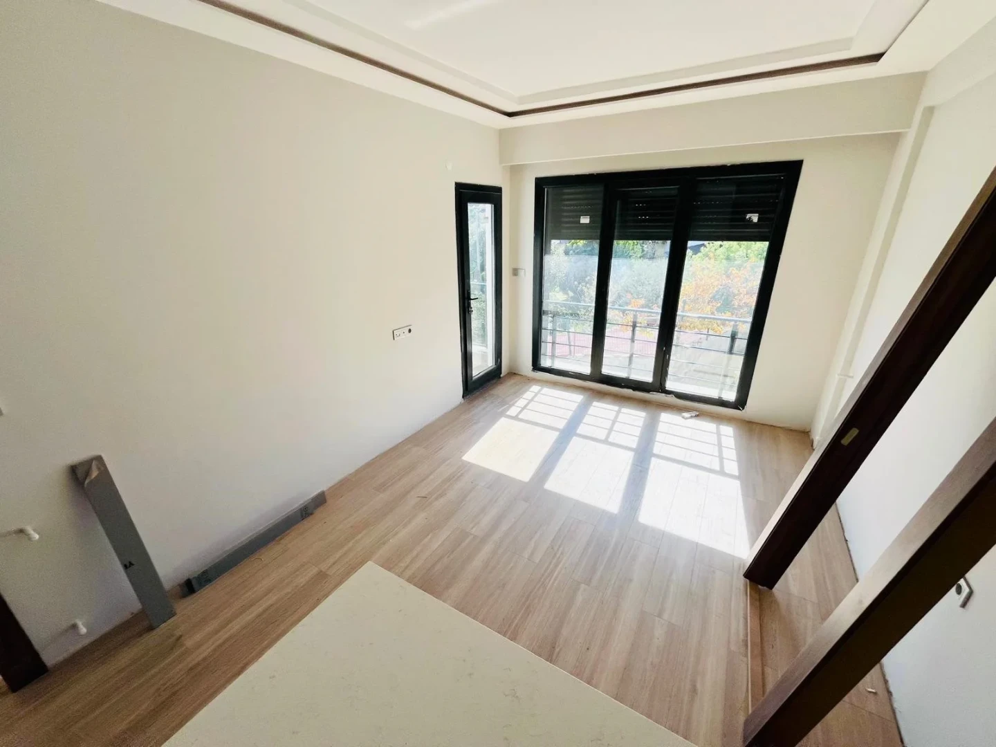 YÜKSELDEN GÜRE ÇAMLIBELDE ŞAHANE TERASIYLA OTOPARKLI 1+1 DAİRE