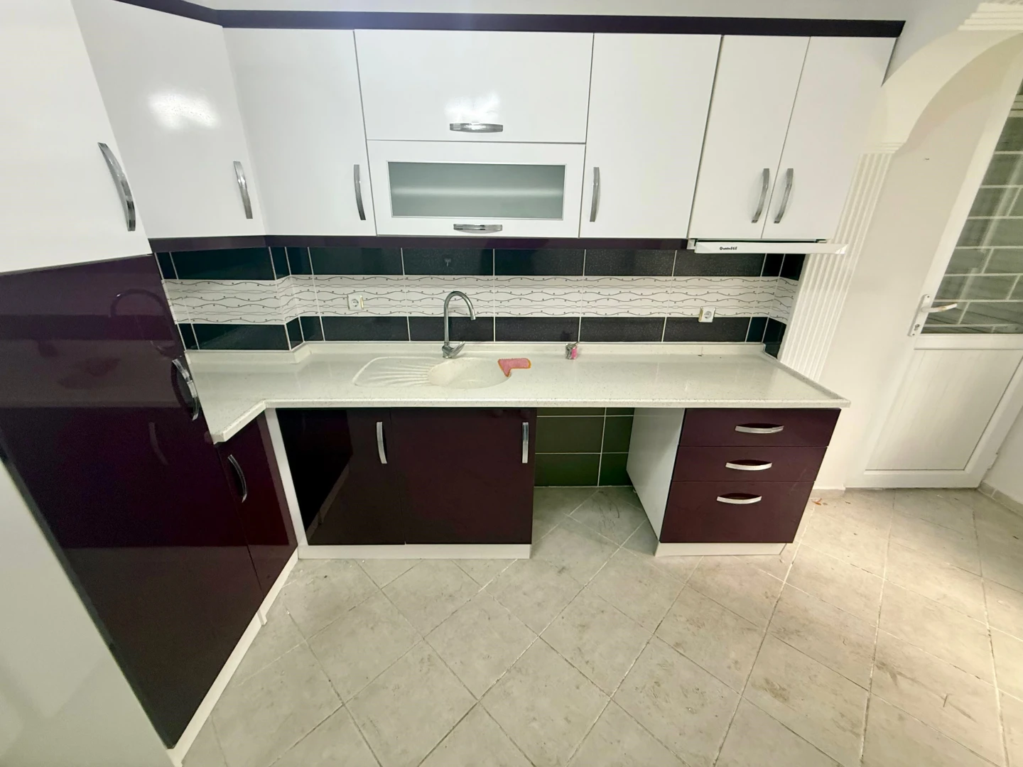 YÜKSELDEN AKÇAY MERKEZDE AYRI MUTFAKLI BAHÇE KULLANIMLI 2+1DAİRE
