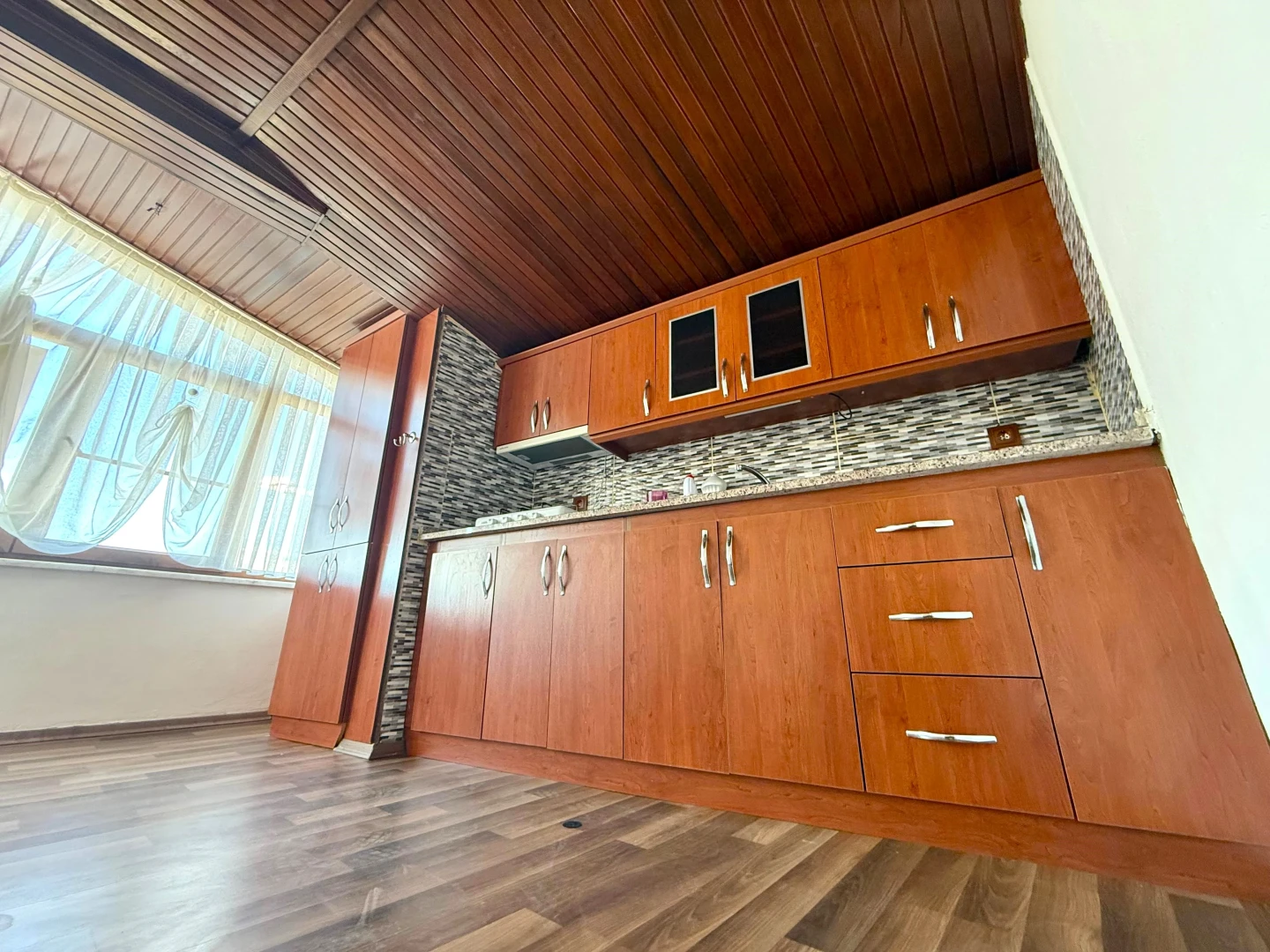 YÜKSELDEN SATILIK ZEYTİNLİ KÖYÜNDE GENİŞ TERASLI FIRSAT 2+1DAİRE