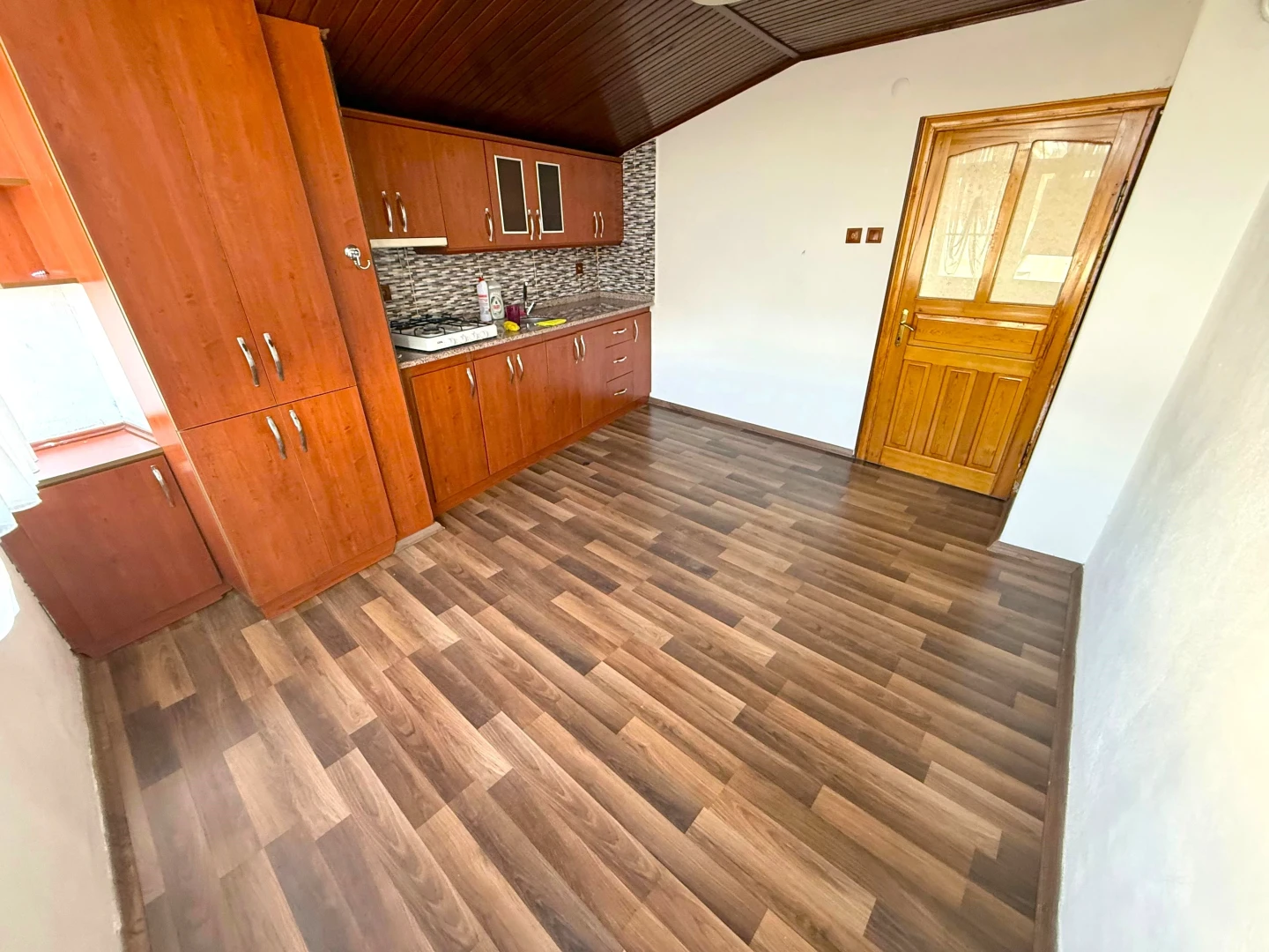 YÜKSELDEN SATILIK ZEYTİNLİ KÖYÜNDE GENİŞ TERASLI FIRSAT 2+1DAİRE
