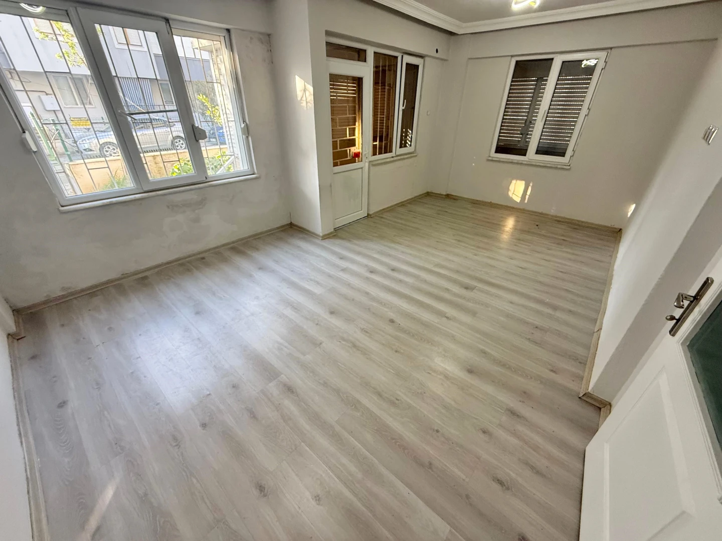 YÜKSELDEN AKÇAY MERKEZDE AYRI MUTFAKLI BAHÇE KULLANIMLI 2+1DAİRE