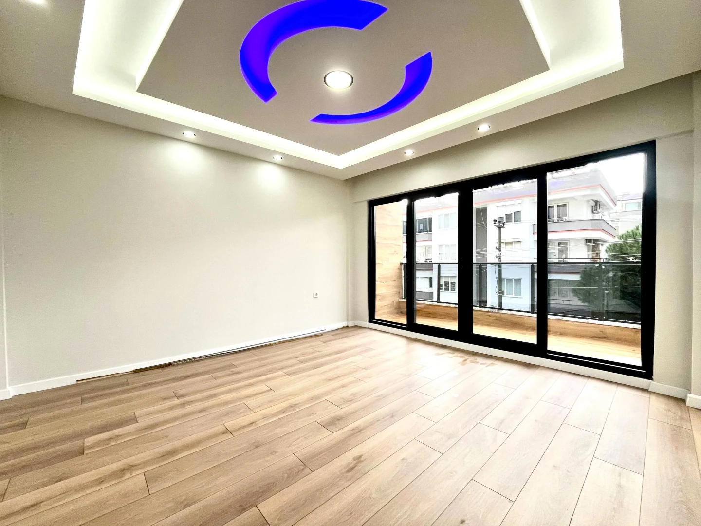 YÜKSEL'DEN AKÇAY'DA DENİZE 75m ÖNCEPHE ŞIK TASARIM LUX 2+1 DAİRE