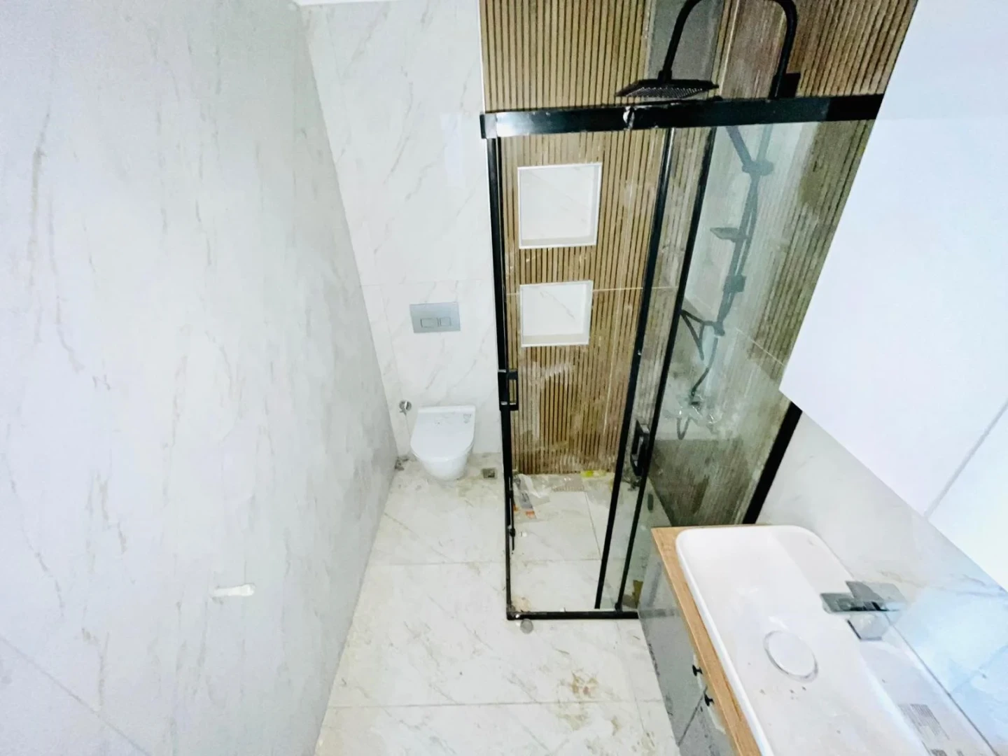 YÜKSELDEN GÜRE ÇAMLIBELDE ŞAHANE TERASIYLA OTOPARKLI 1+1 DAİRE