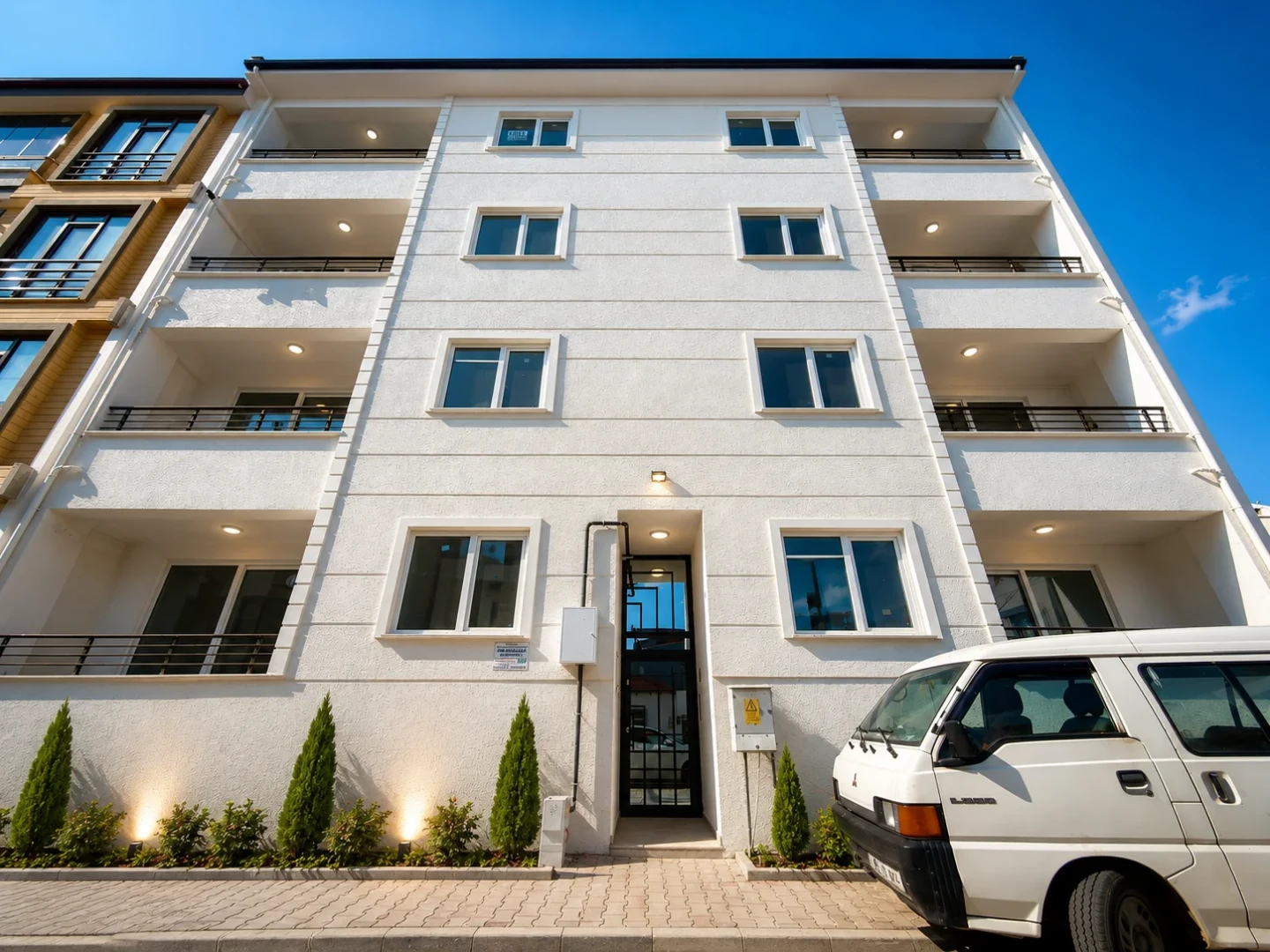 YÜKSEL'DEN EDREMİT'TE MERKEZİ KONUMDA ARAKAT ÖN CEPHE 1+1 SIFIR DAİRE