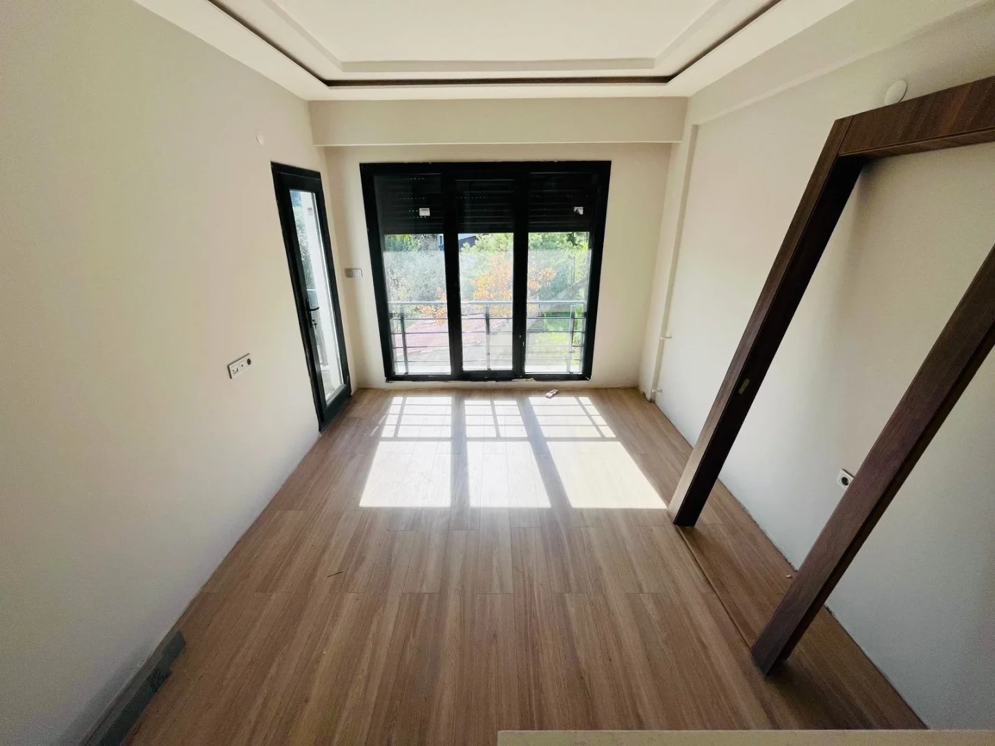 YÜKSELDEN GÜRE ÇAMLIBELDE ŞAHANE TERASIYLA OTOPARKLI 1+1 DAİRE