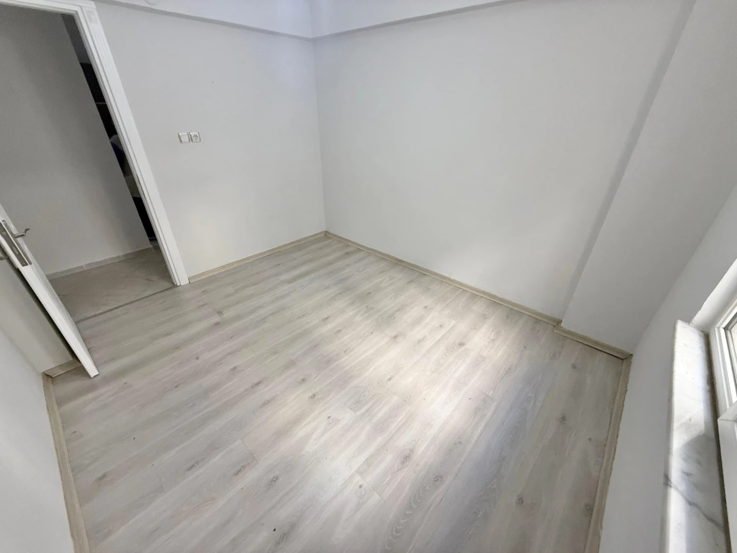 YÜKSELDEN AKÇAY MERKEZDE AYRI MUTFAKLI BAHÇE KULLANIMLI 2+1DAİRE
