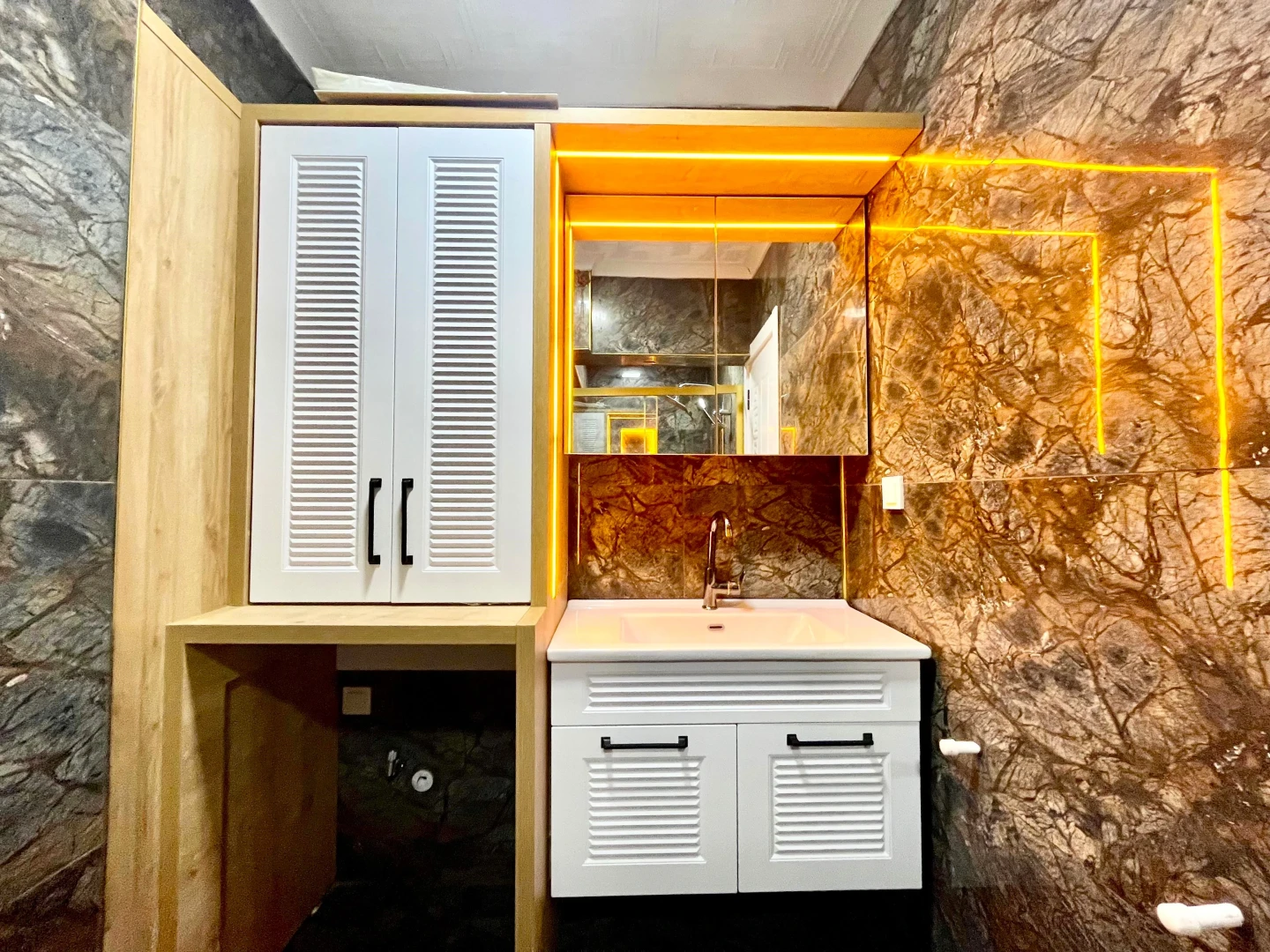 YÜKSEL'DEN AKÇAY'DA DENİZE 75m ÖNCEPHE ŞIK TASARIM LUX 2+1 DAİRE