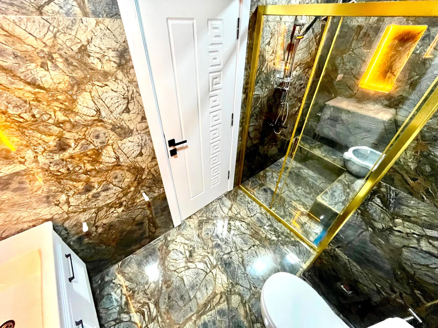 YÜKSEL'DEN AKÇAY'DA DENİZE 75m ÖNCEPHE ŞIK TASARIM LUX 2+1 DAİRE