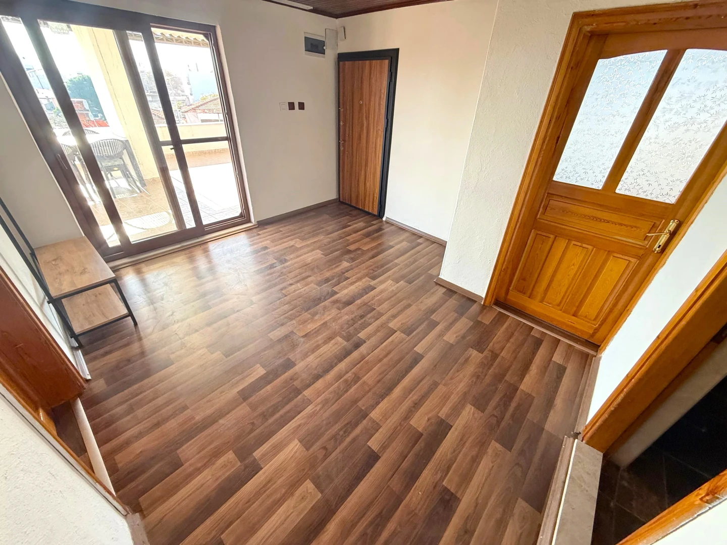 YÜKSELDEN SATILIK ZEYTİNLİ KÖYÜNDE GENİŞ TERASLI FIRSAT 2+1DAİRE