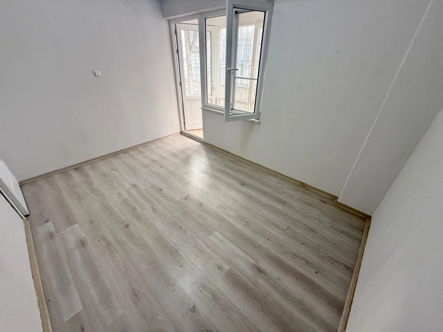 YÜKSELDEN AKÇAY MERKEZDE AYRI MUTFAKLI BAHÇE KULLANIMLI 2+1DAİRE