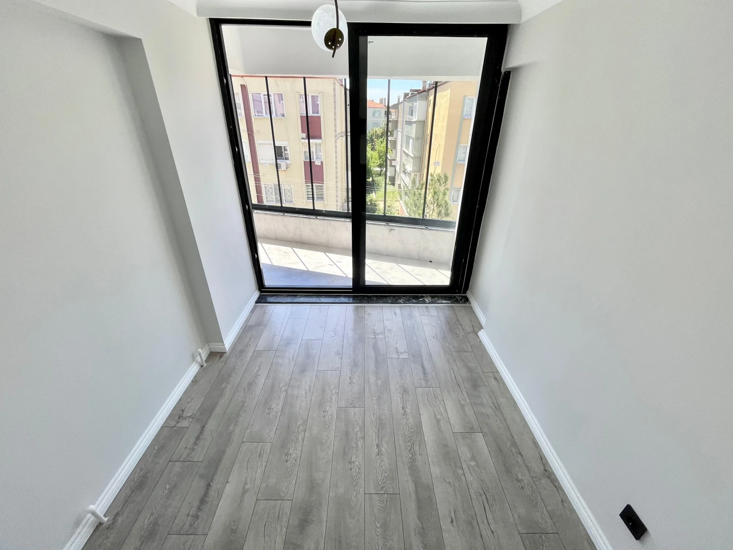 YÜKSEL'DEN AKÇAY'DA ARAKAT 25m2 GENİŞ AYRI MUTFAKLI LUX 2+1DAİRE
