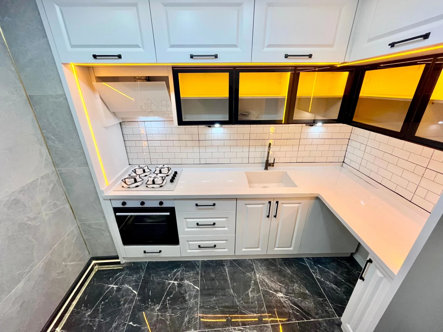 YÜKSEL'DEN AKÇAY'DA DENİZE 75m ÖNCEPHE ŞIK TASARIM LUX 2+1 DAİRE