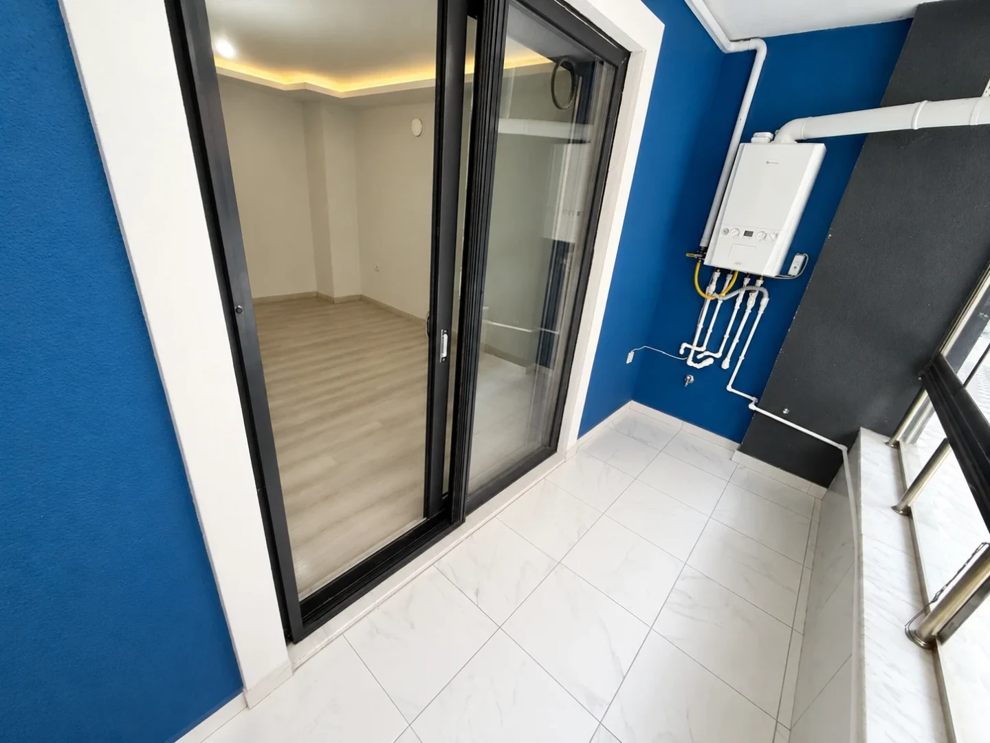 ツYÜKSEL'DEN EDREMİT'TE OTOPARKLI CAM BALKONLU GENÇ 2+1 DAİREツ
