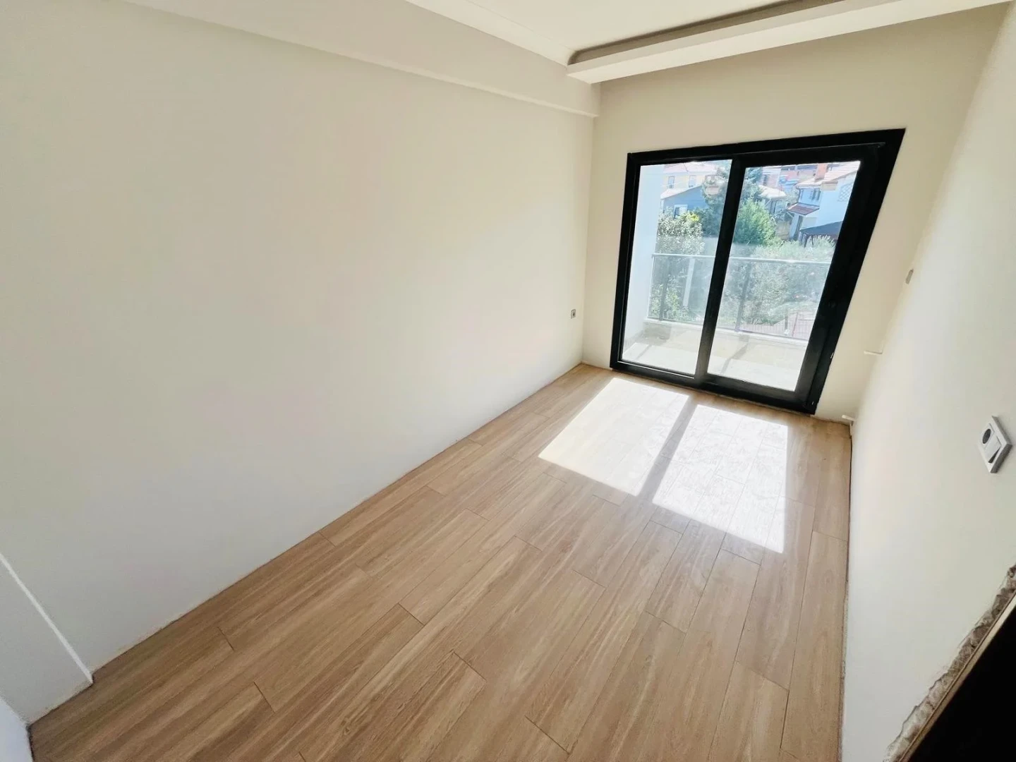 YÜKSELDEN GÜRE ÇAMLIBELDE ŞAHANE TERASIYLA OTOPARKLI 1+1 DAİRE