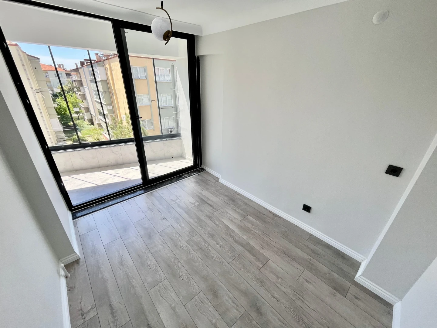 YÜKSEL'DEN AKÇAY'DA ARAKAT 25m2 GENİŞ AYRI MUTFAKLI LUX 2+1DAİRE