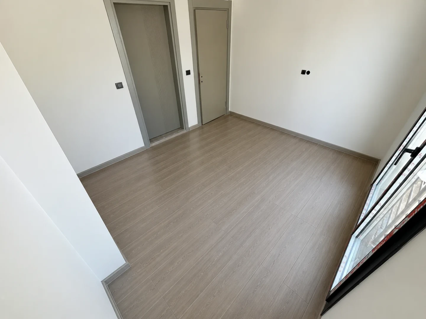 YÜKSEL'DEN KADIKÖY'DE SIFIR LÜKS ARAKAT AYRI MUTFAKLI 2+1 DAİRE
