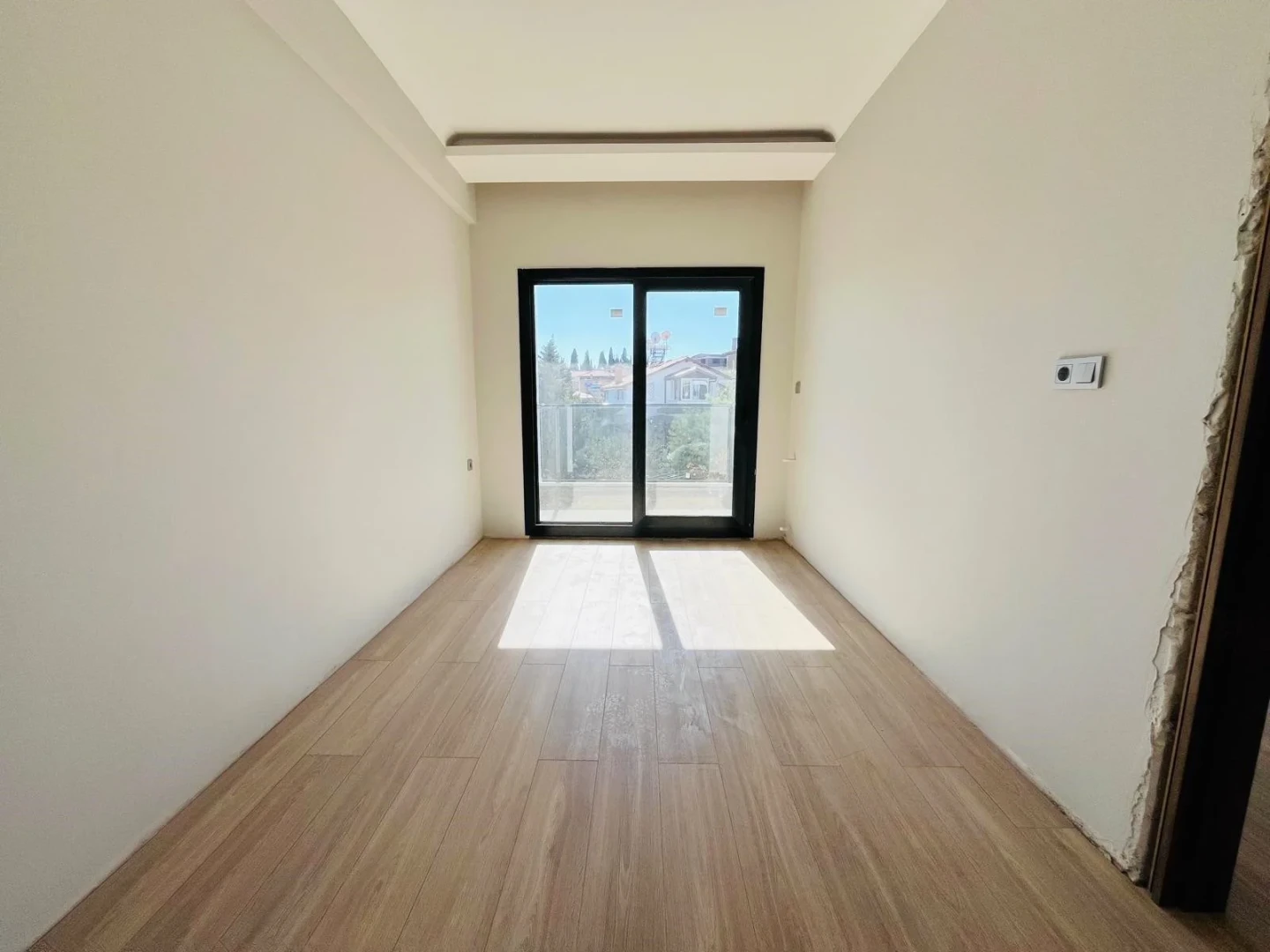 YÜKSELDEN GÜRE ÇAMLIBELDE ŞAHANE TERASIYLA OTOPARKLI 1+1 DAİRE