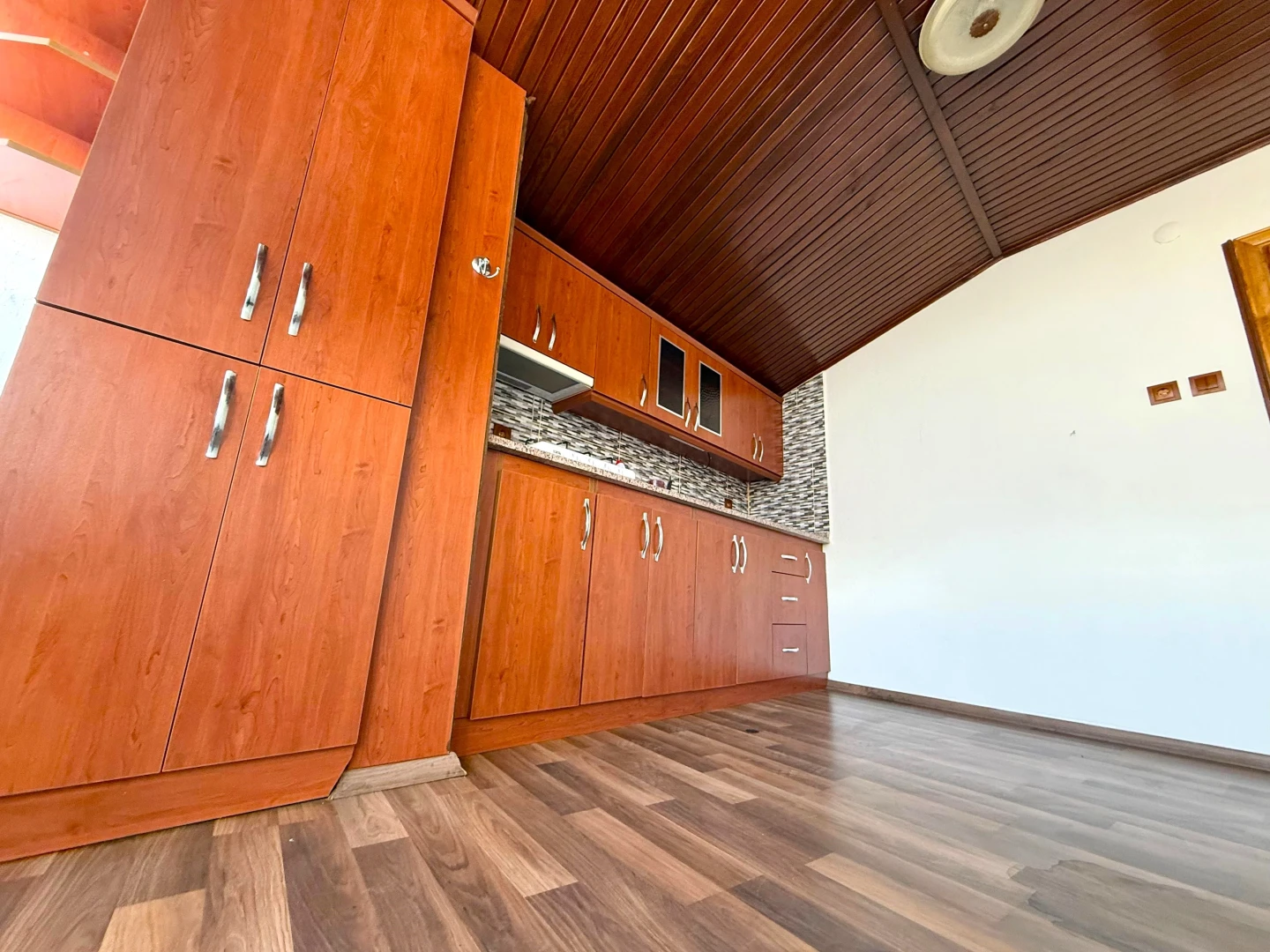 YÜKSELDEN SATILIK ZEYTİNLİ KÖYÜNDE GENİŞ TERASLI FIRSAT 2+1DAİRE