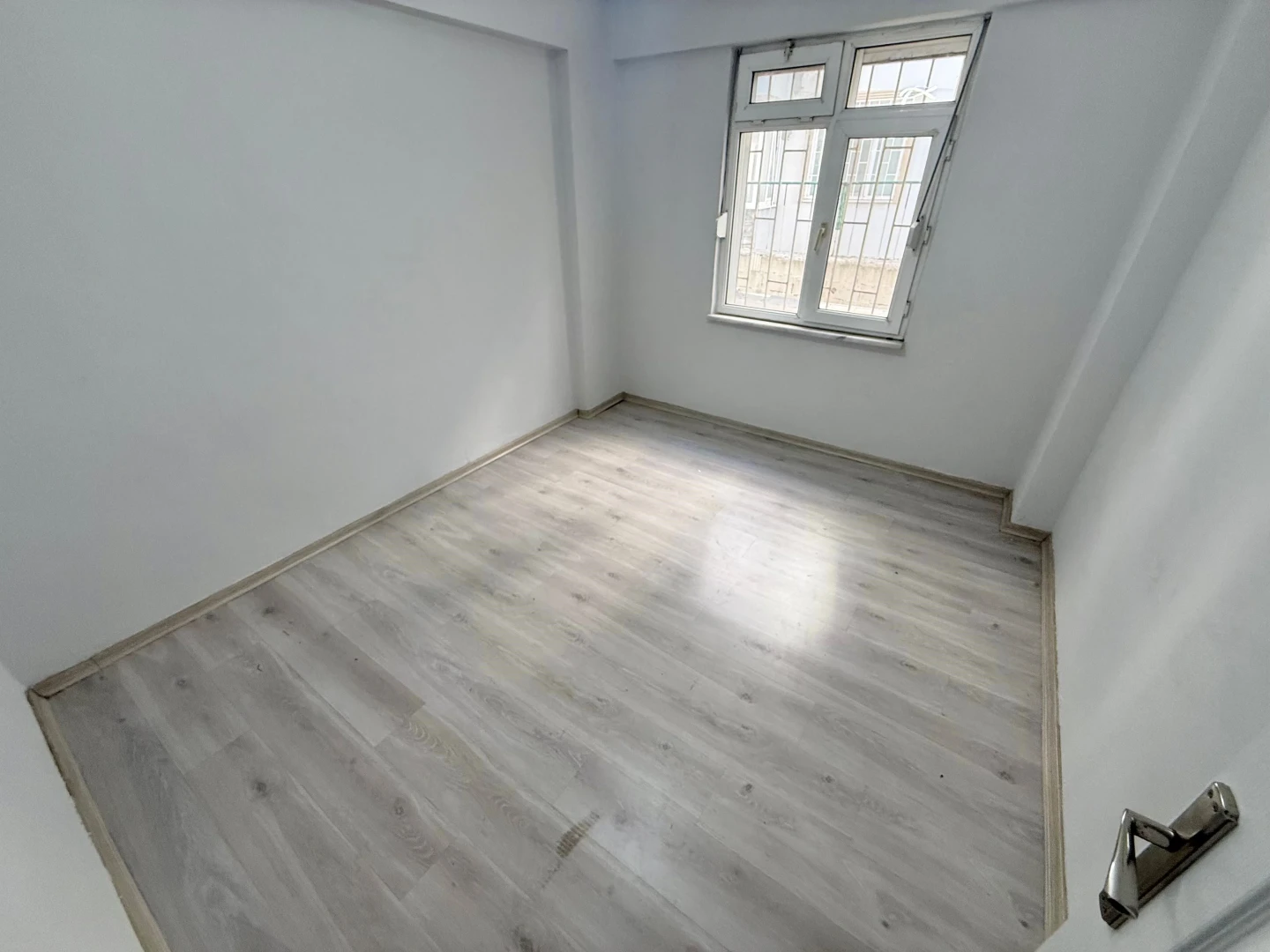 YÜKSELDEN AKÇAY MERKEZDE AYRI MUTFAKLI BAHÇE KULLANIMLI 2+1DAİRE