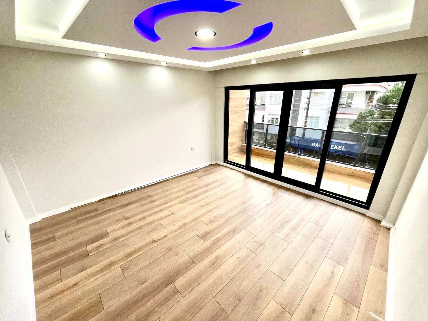 YÜKSEL'DEN AKÇAY'DA DENİZE 75m ÖNCEPHE ŞIK TASARIM LUX 2+1 DAİRE