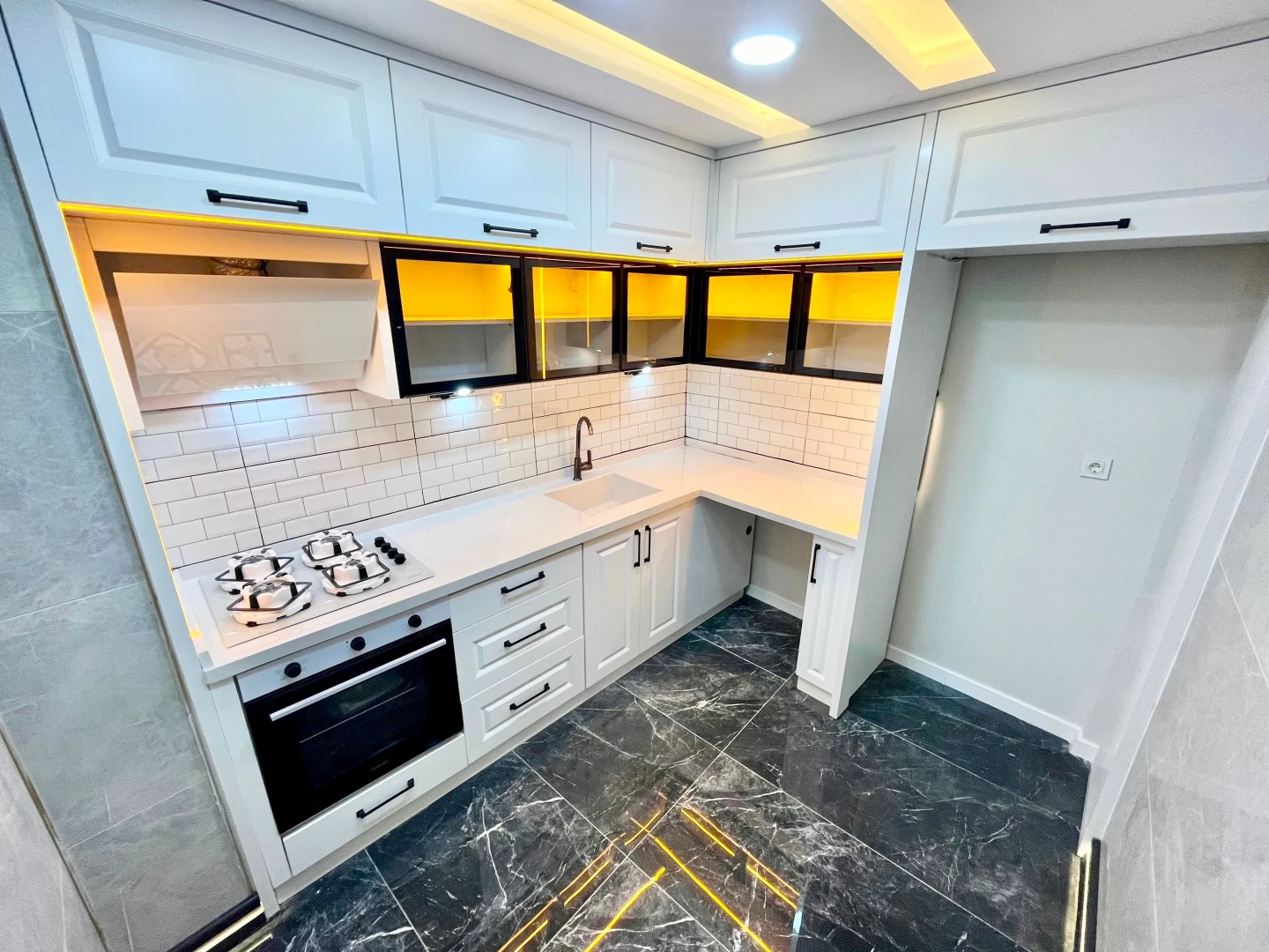 YÜKSEL'DEN AKÇAY'DA DENİZE 75m ÖNCEPHE ŞIK TASARIM LUX 2+1 DAİRE