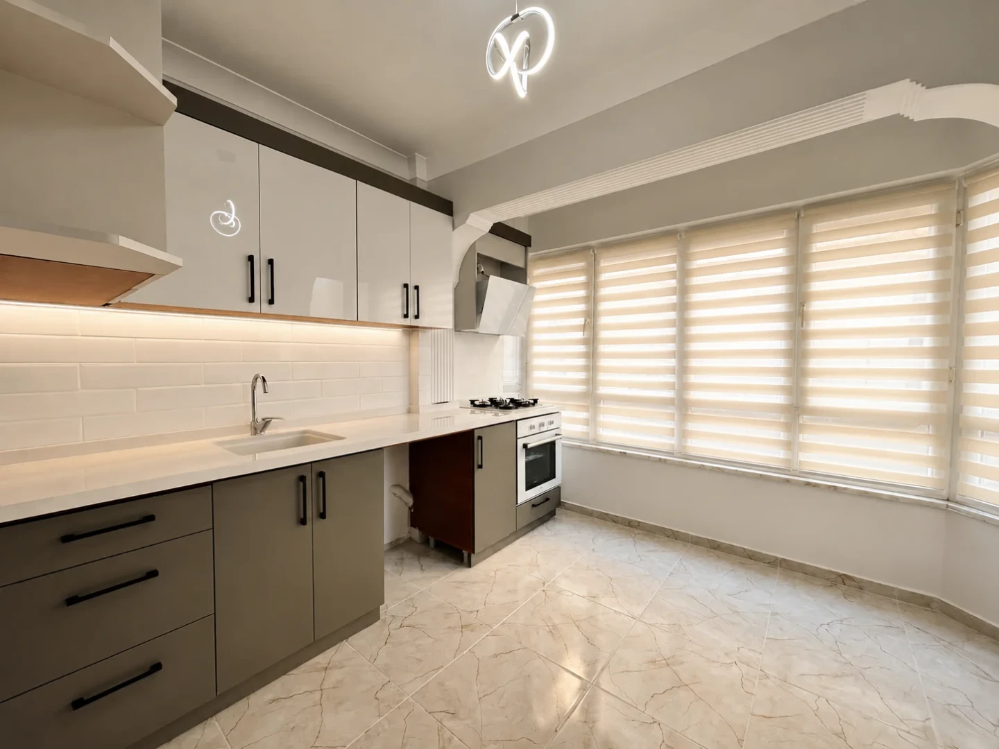 YÜKSEL'DEN AKÇAY MERKEZ'DE DENİZE 400 METRE 3+1 LÜKS DAİRE