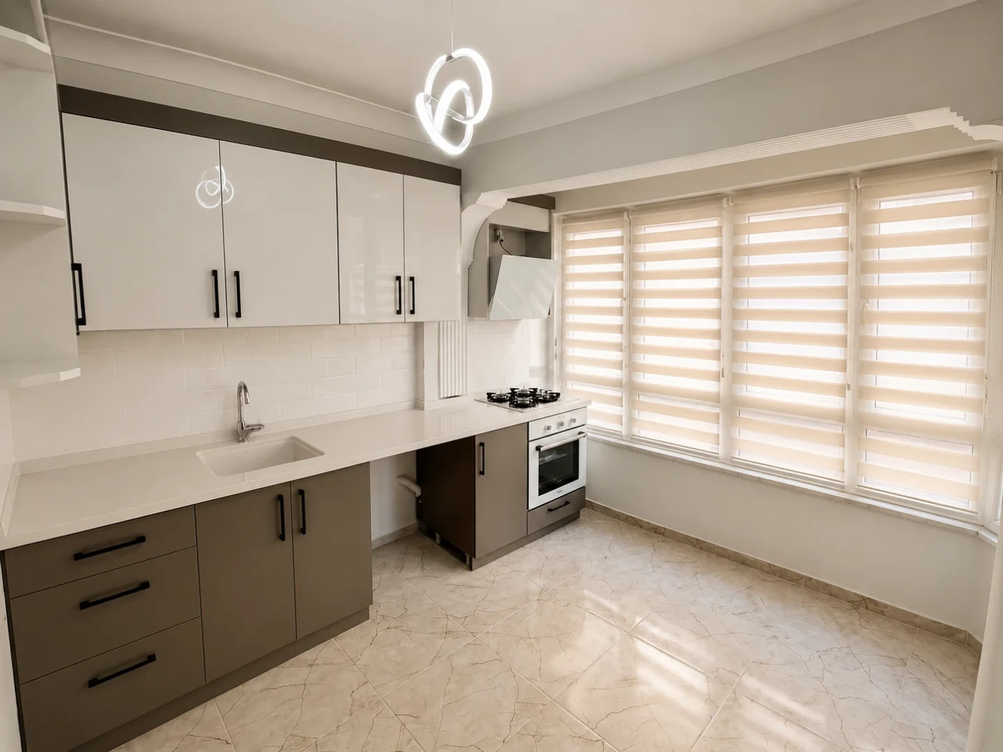 YÜKSEL'DEN AKÇAY MERKEZ'DE DENİZE 400 METRE 3+1 LÜKS DAİRE