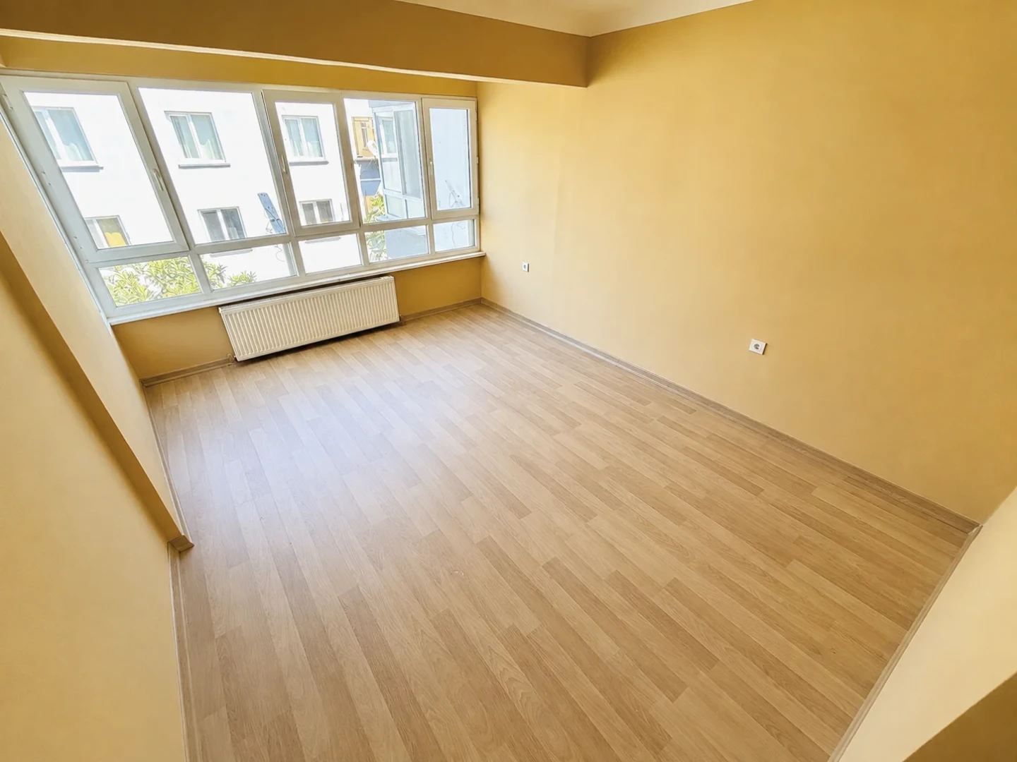 YÜKSEL'DEN AKÇAY MERKEZ'DE DENİZE 500 METRE ÖNCEPHE 2+1 DAİRE