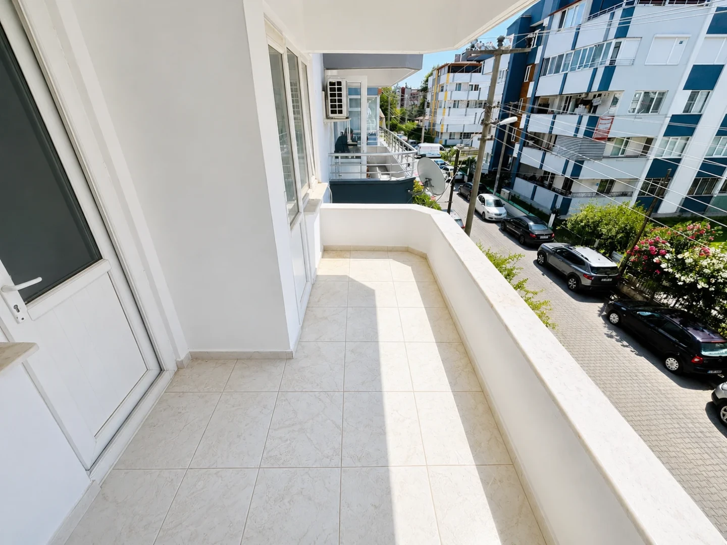 YÜKSEL'DEN AKÇAY MERKEZ'DE DENİZE 500 METRE ÖNCEPHE 2+1 DAİRE
