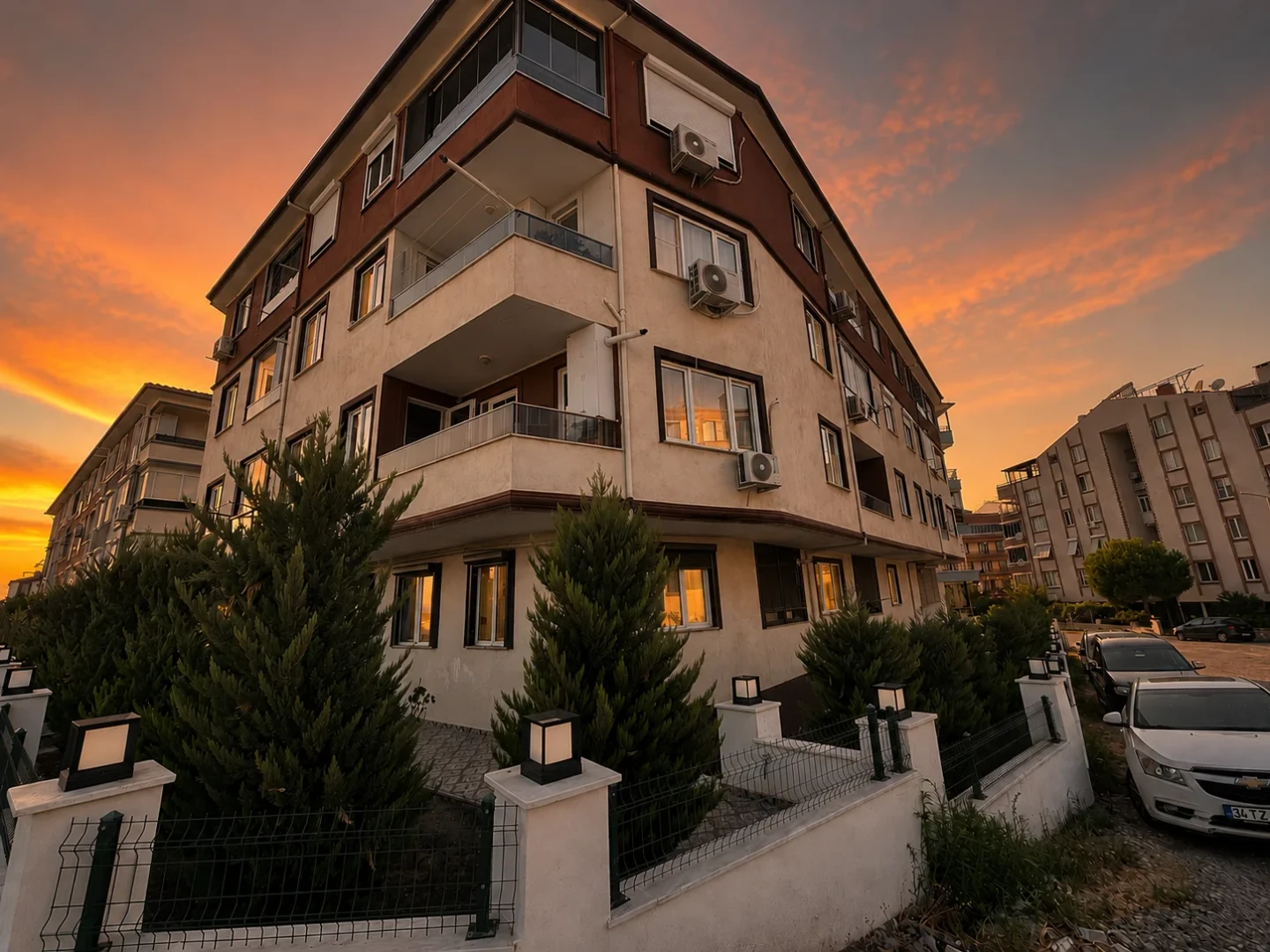 YÜKSELDEN ALTINKUMDA AYRI MUTFAK ÖN CEPHE CAM BALKONLU 2+1 DAİRE
